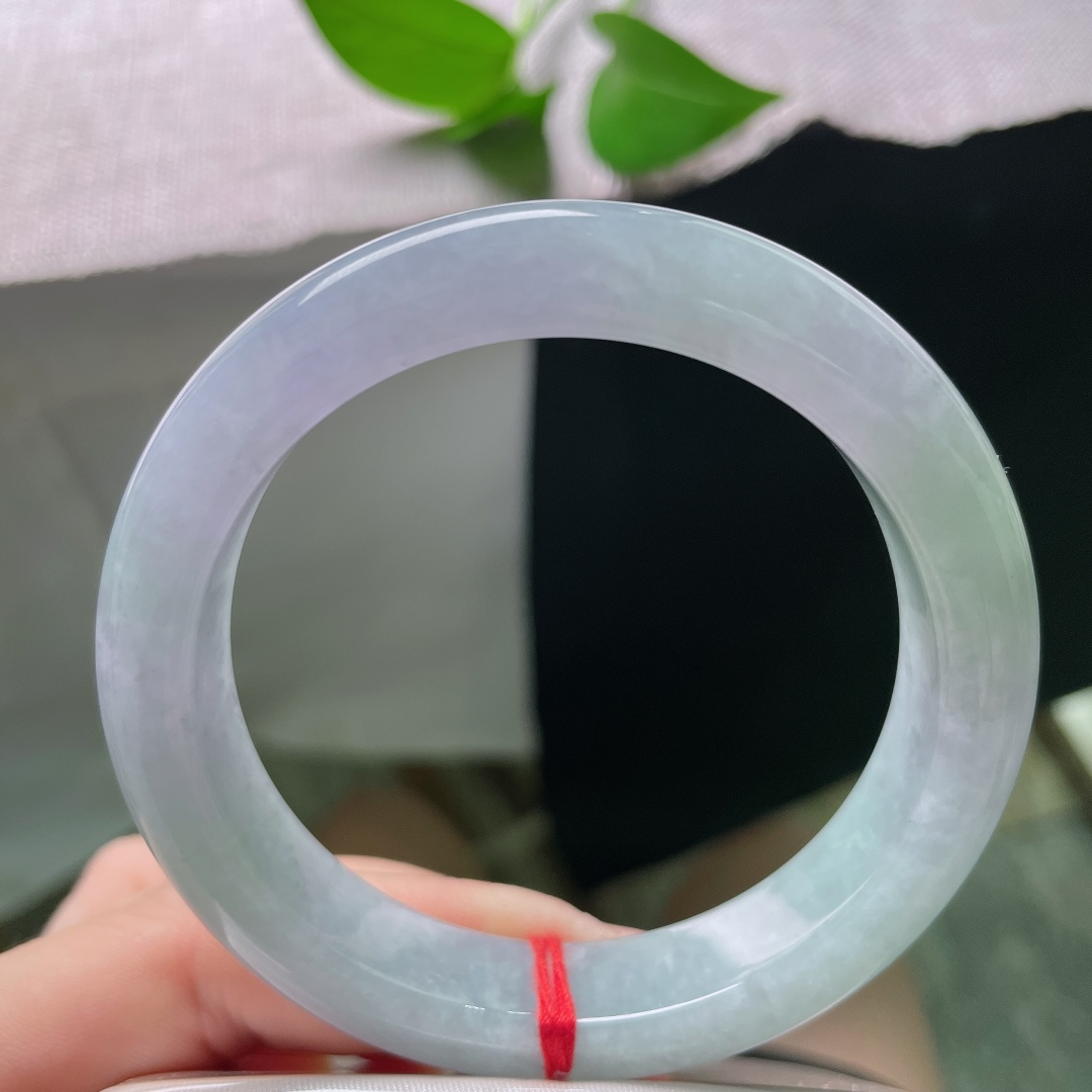 56.8/12.1/9.1，春彩正圈，一点皮纹，清雅淡春彩正圈平安镯，紫绿温柔相融，玉质温润冰透，晕染温婉朦胧的东方诗意气韵。ss59308a