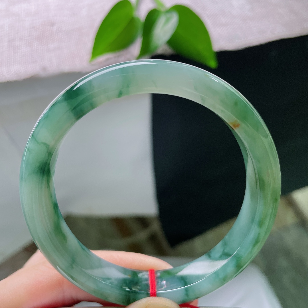 59.3/12/8.2，飘花正圈，无裂，洒金，青山烟翠凝于玉镯，墨绿飘花层次悠远，冰质灵气流转，演绎复古沉静国风风情。ss59422a