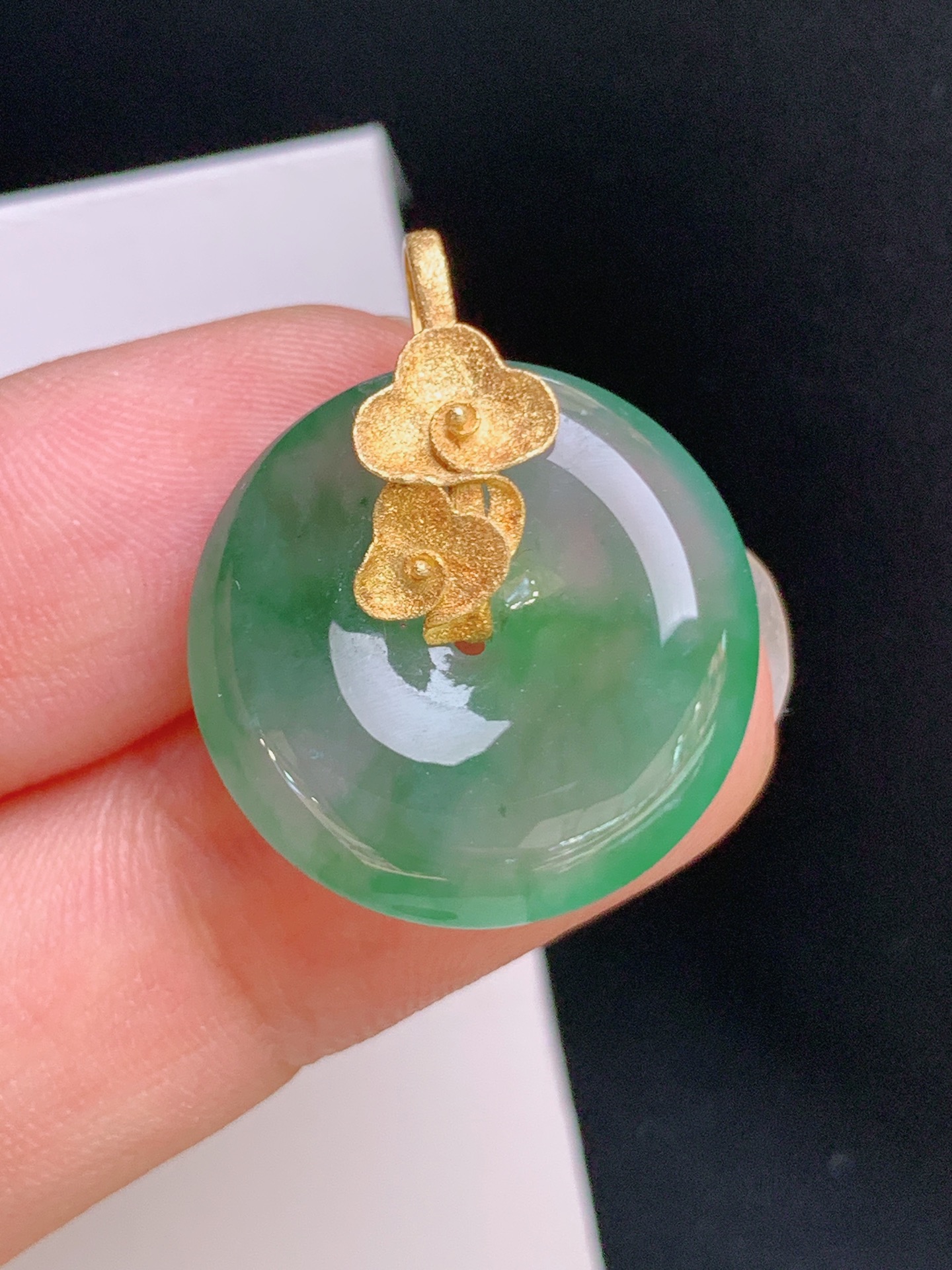 ️ 冰种飘绿平安扣吊坠，18K金镶，冰润起光，色泽鲜亮 裸石20.3-5.5 整体25.1 080