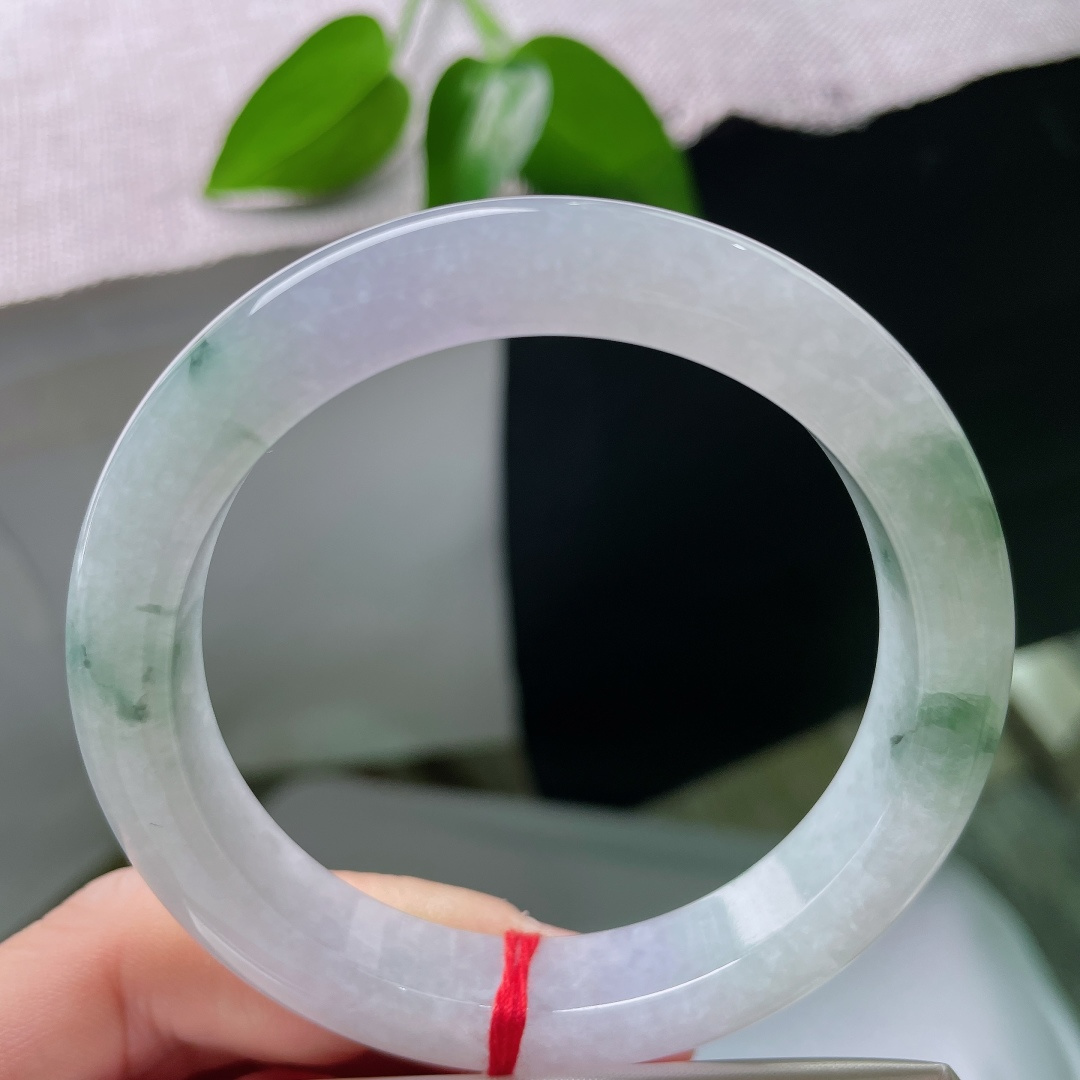 55/10.6/8.6，飘花正圈，皮纹，玉质冰润细腻，飘花随性自然，每一朵花都是，让镯身充满诗意。s