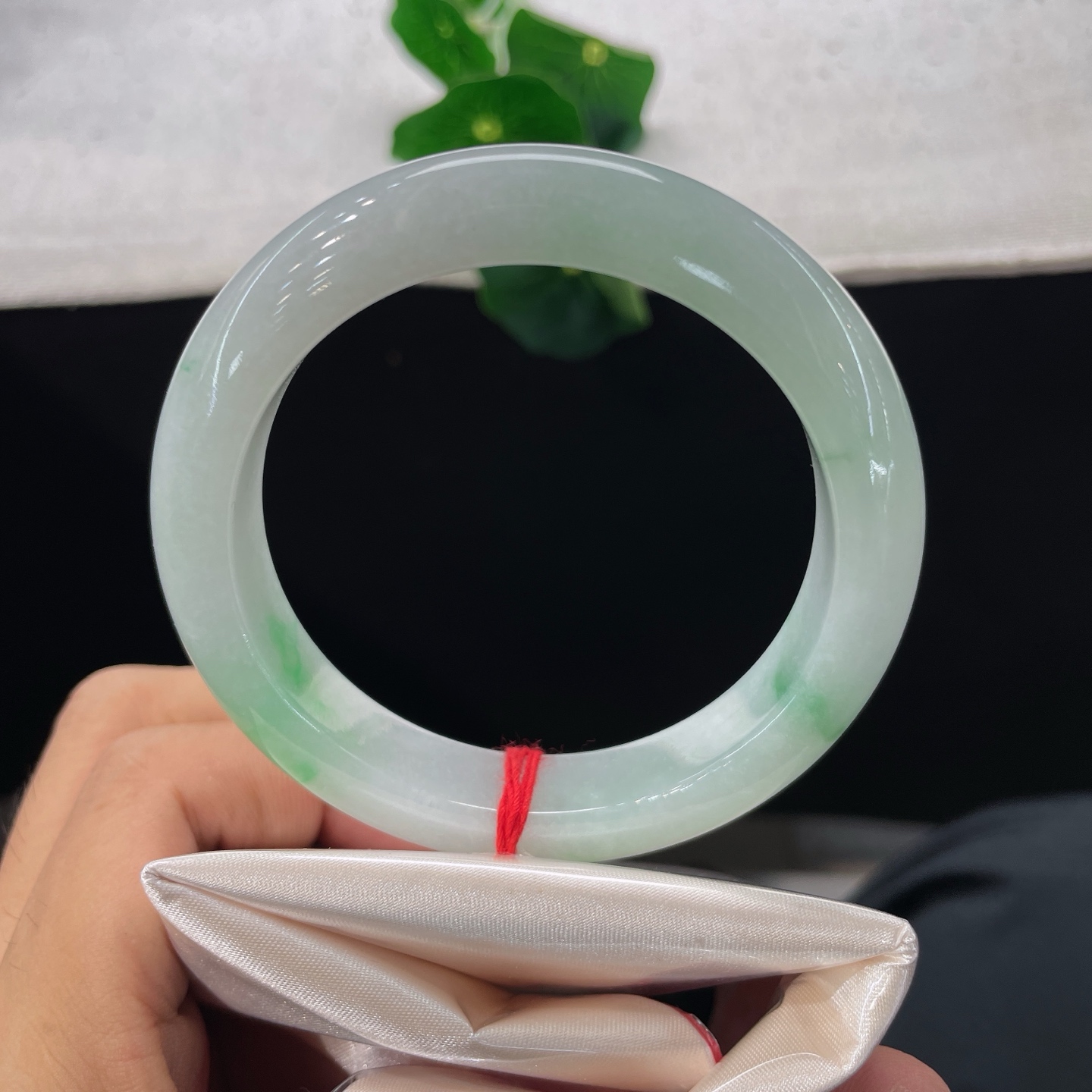 天然翡翠手镯 圈口56.8/12.3/9.1，白底青飘绿正圈，56/57可戴，白底飘翠，一镯藏清润，无裂