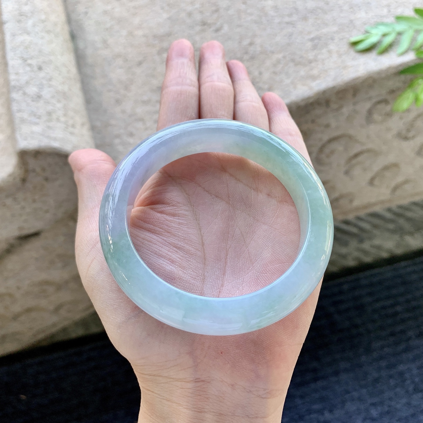 正圈56 57 圈口57.7/12.4/9.5 编码A1092628 细糯春彩，水润，种老，细腻，打灯有絮线