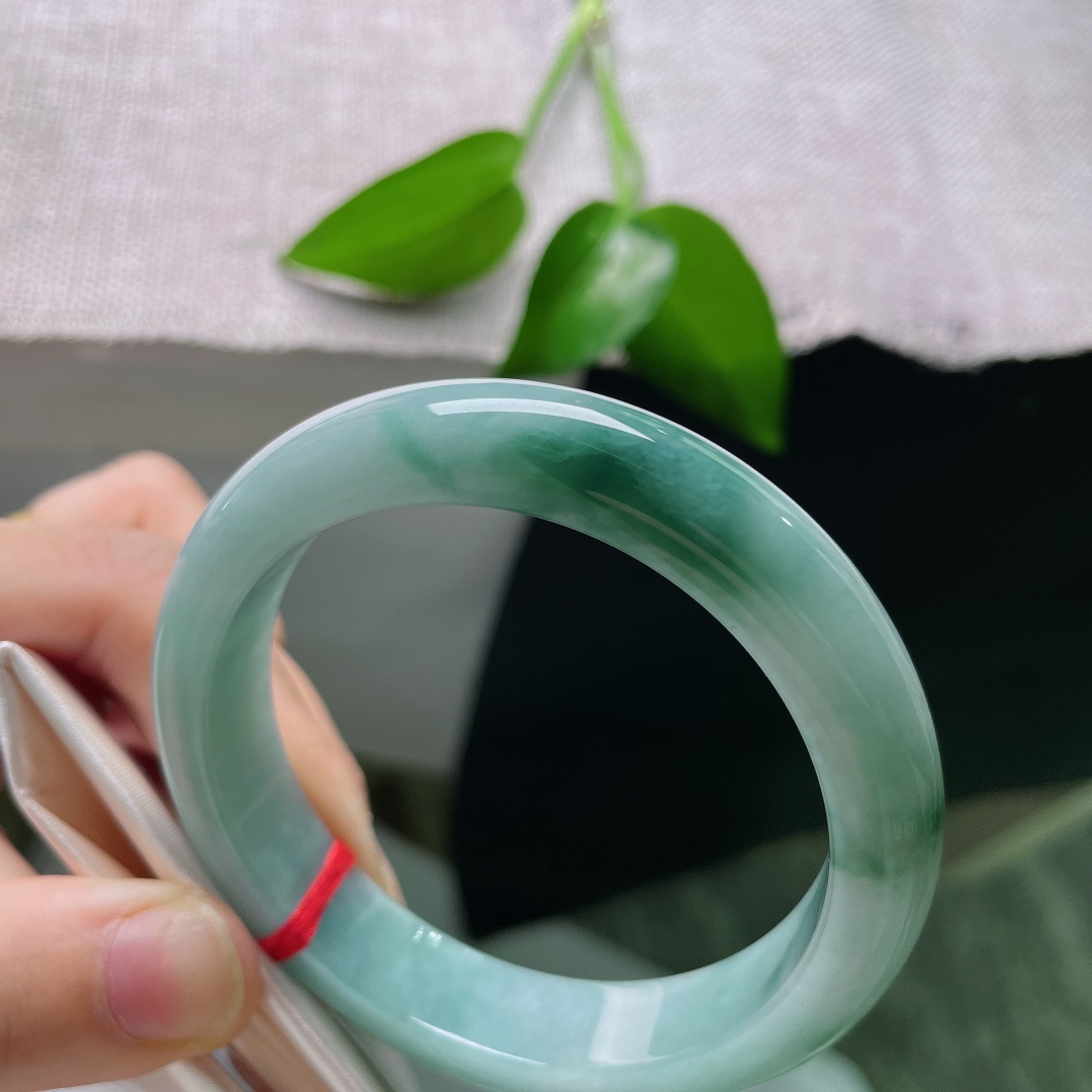 57.2/11.9/8.5，飘花正圈，棉线，白冰纯净为底，丝丝绿飘花悠然散落，像流云掠过素雪，简约又富有自然画意。ss59339a