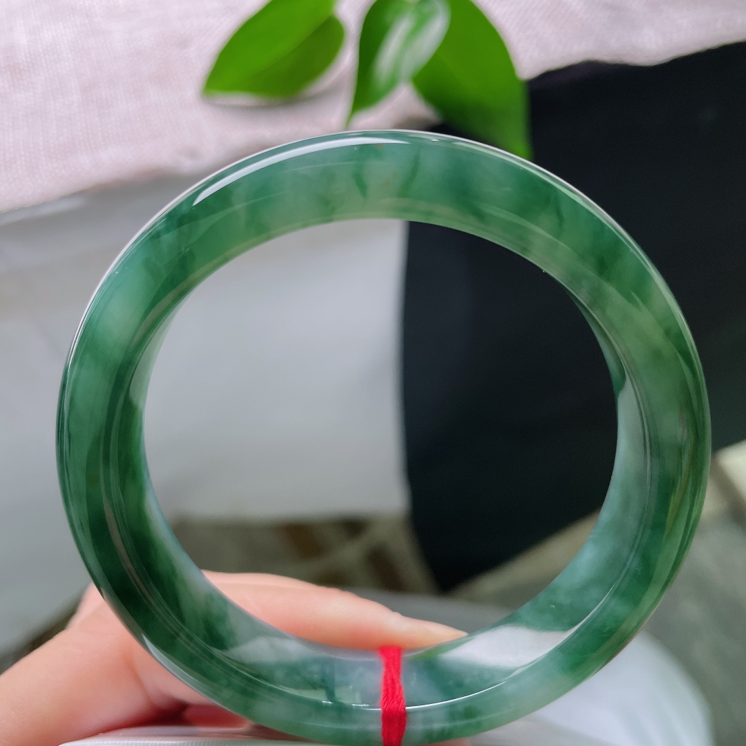 57.8/12.4/8.4，飘花正圈，晶体不显，莹润冰底漾清光，墨绿飘花缠绕玉镯，圆润流畅版型，腕间流淌悠远静谧山水诗意。ss59421a