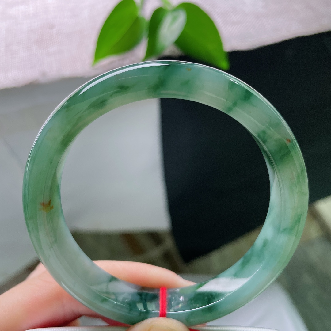 59.3/12/8.2，飘花正圈，无裂，洒金，青山烟翠凝于玉镯，墨绿飘花层次悠远，冰质灵气流转，演绎
