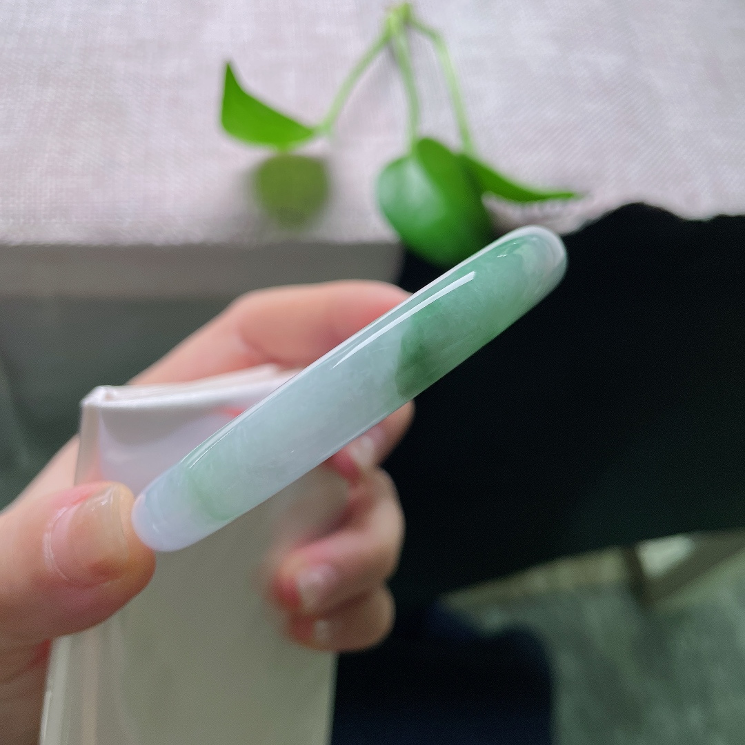56.5/9.7，春彩圆条，一点皮纹，春彩正装手镯，淡紫朦胧，绿调悠然铺开，底子细腻，自带柔和水光。ss59453a
