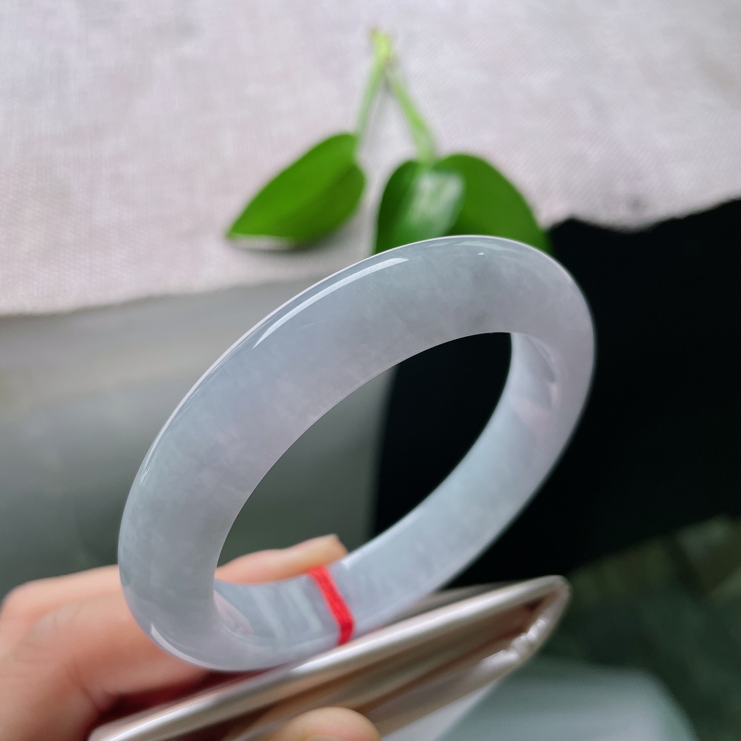 56/12.3/9.2，正圈，晶体线，冰种水光温润内敛，整圈灰紫如烟漫染，端庄平安镯，薄雾凝玉，自带温柔疏离氛围感。ss59304a