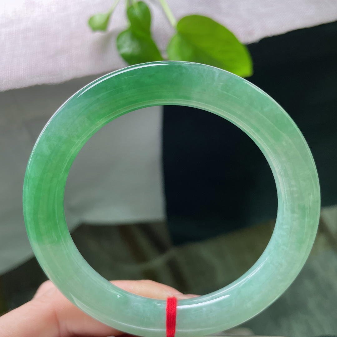 60/10.7，绿底圆条，大圈口，不骄不躁，刚刚好，腕间一抹浓春，胜过人间无数。无裂，ss59822
