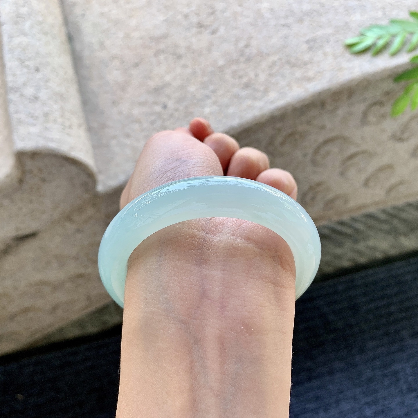 正圈51 52 圈口52.6/11.7/9.4 编码DJ061463 冰糯晴绿，飘黄翡，水润，种老，细腻，无裂