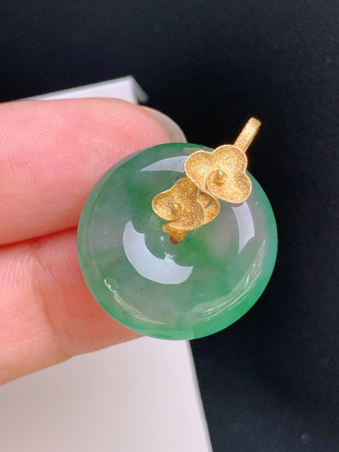 ️ 冰种飘绿平安扣吊坠，18K金镶，冰润起光，色泽鲜亮 裸石20.3-5.5 整体25.1 080923