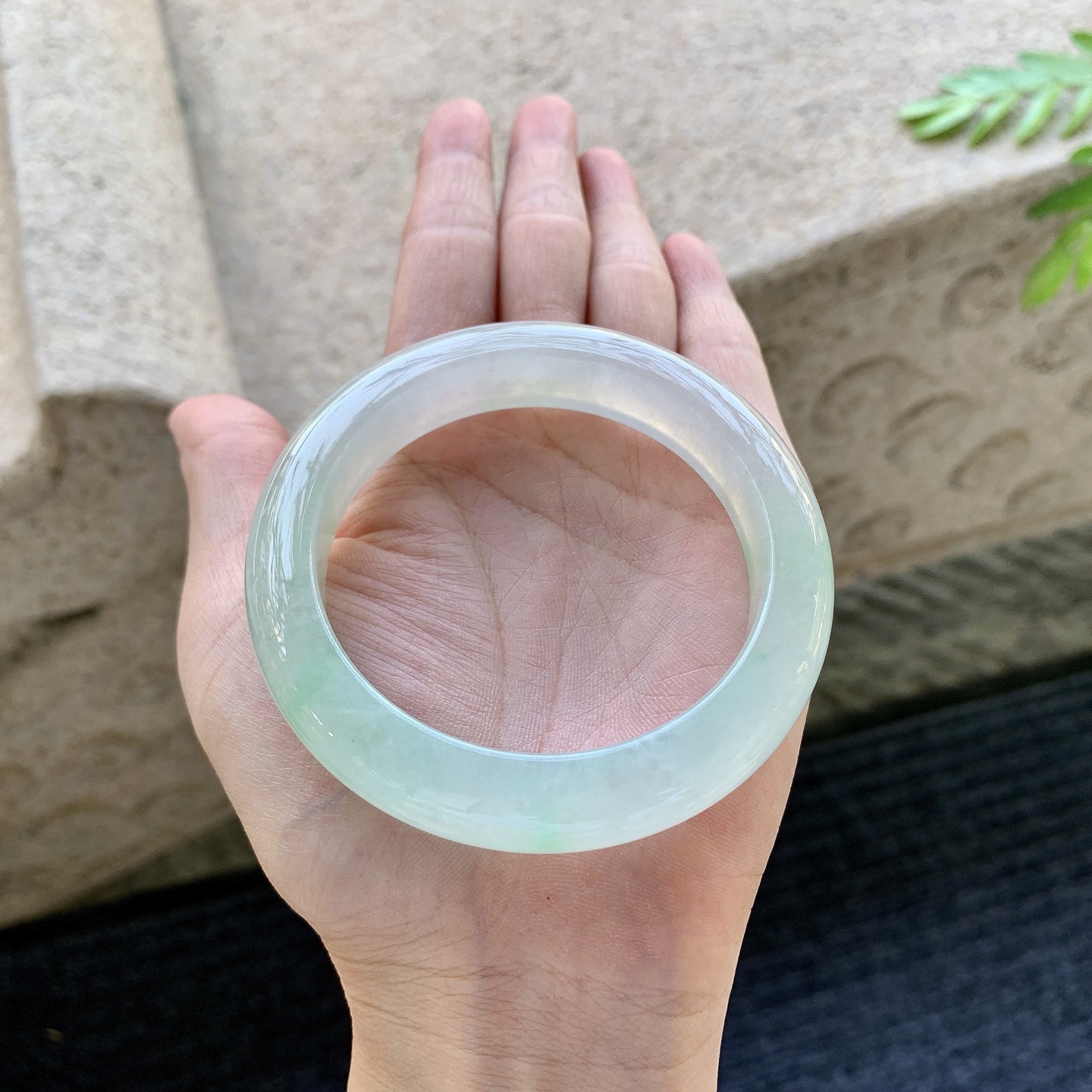 正圈55 56 圈口56.2/12.2/9.5 编码BA092614 冰糯飘绿，水润，种老，细腻，有棉纹
