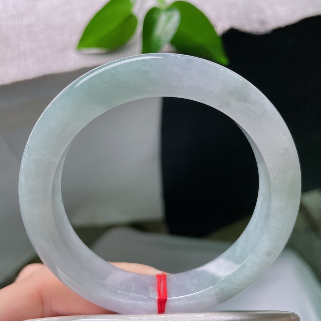 56/12.5/10.1，正圈，晶体线，通透冰底清宁平和，朦胧紫色调绵长柔和，平安镯版型周正，尽显娴