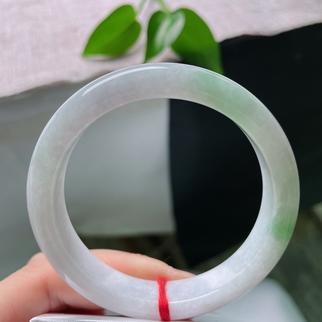 54/12.2/7.6，飘绿正圈，一点皮纹，玉质细腻柔光内敛，点点淡绿清新灵动舒展，端庄平安镯，如春风拂柳自带清雅氛围感。ss59581a