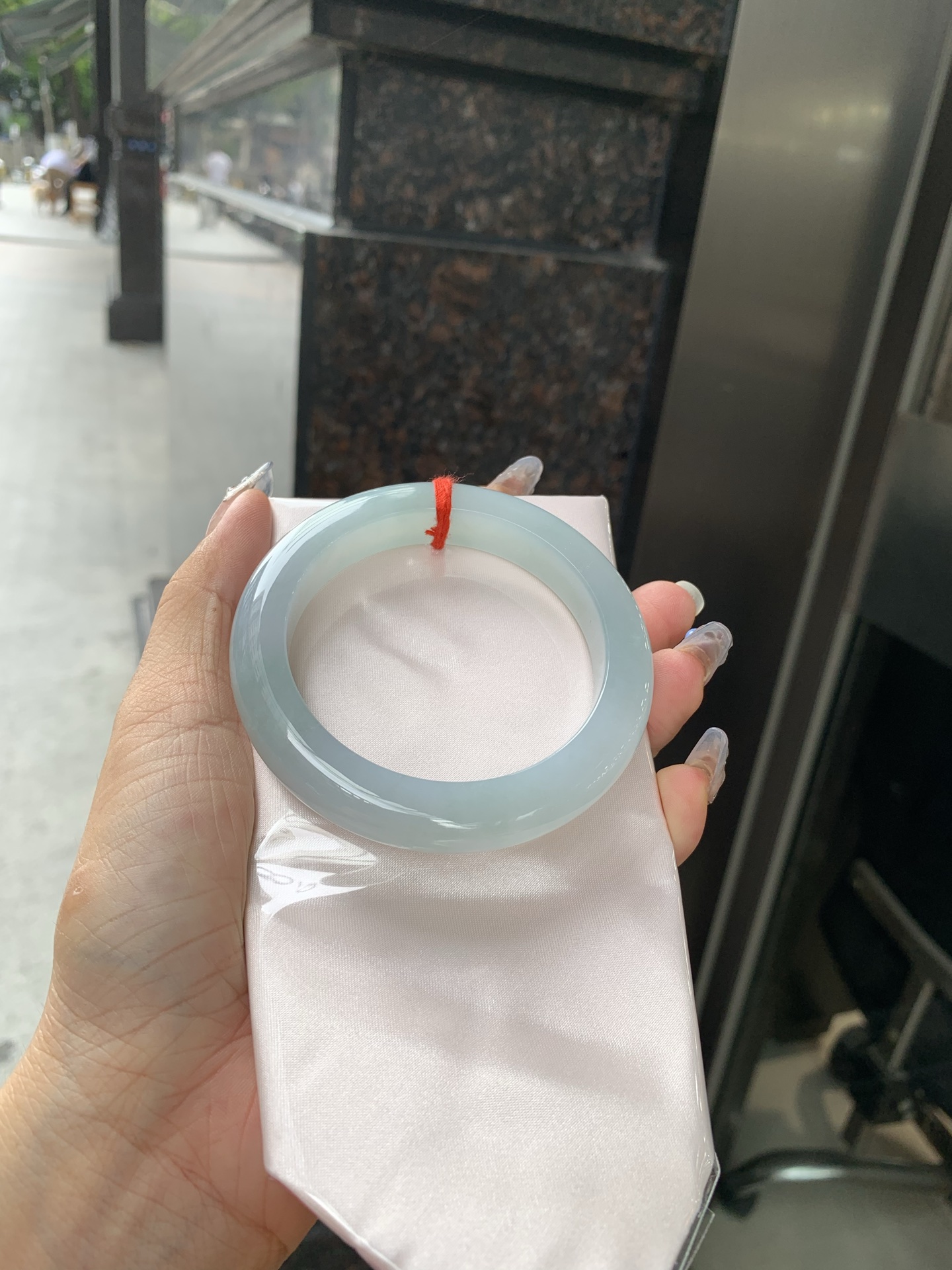 飘绿正圈 57.9-9.7-11.1 0502-4A102 无裂，底妆水润细腻，满圈淡绿花若隐若现，清爽优雅