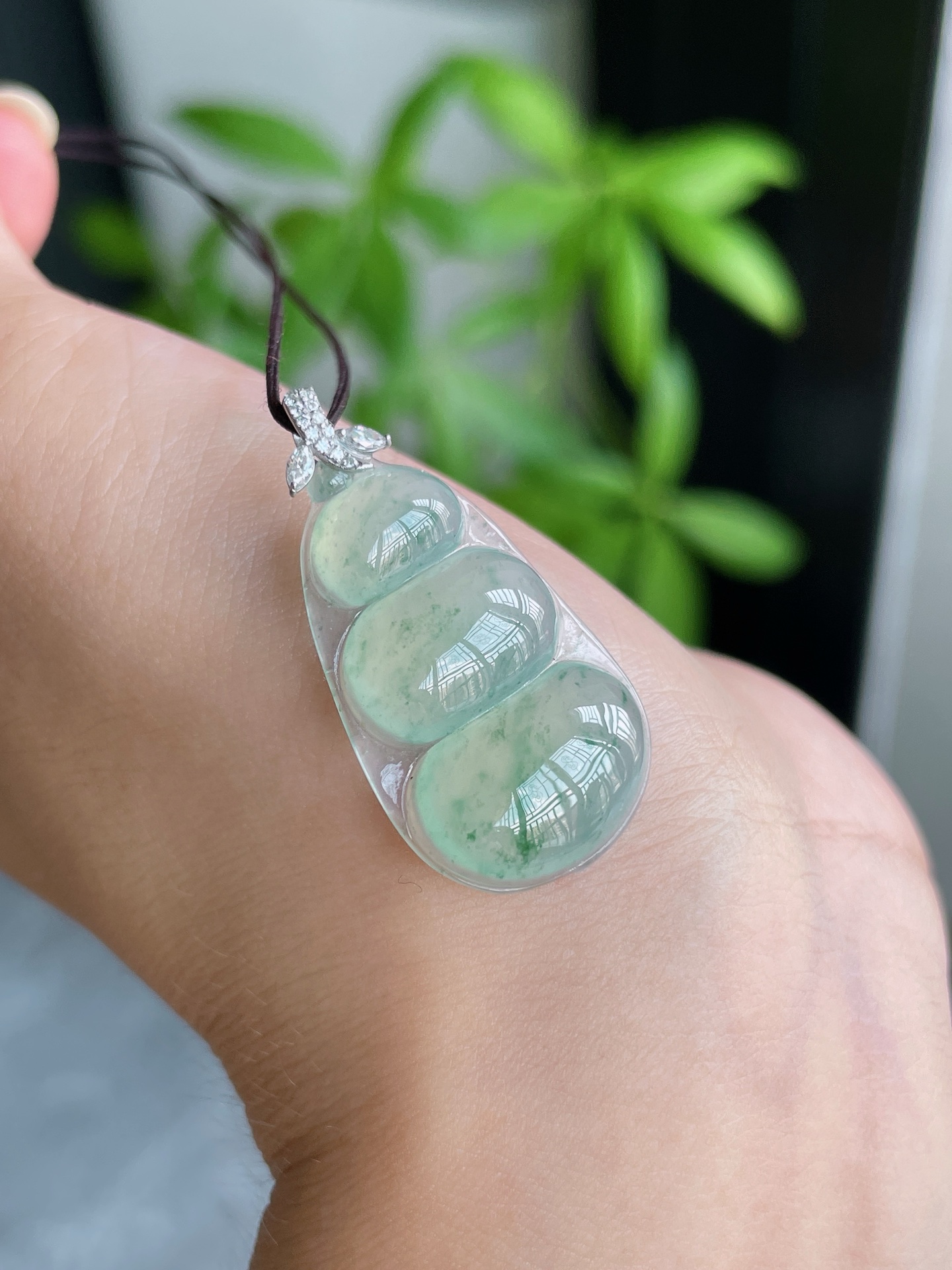 18k金扣冰种荧光飘花福豆, 裸石28.9-17.2-5mm S29