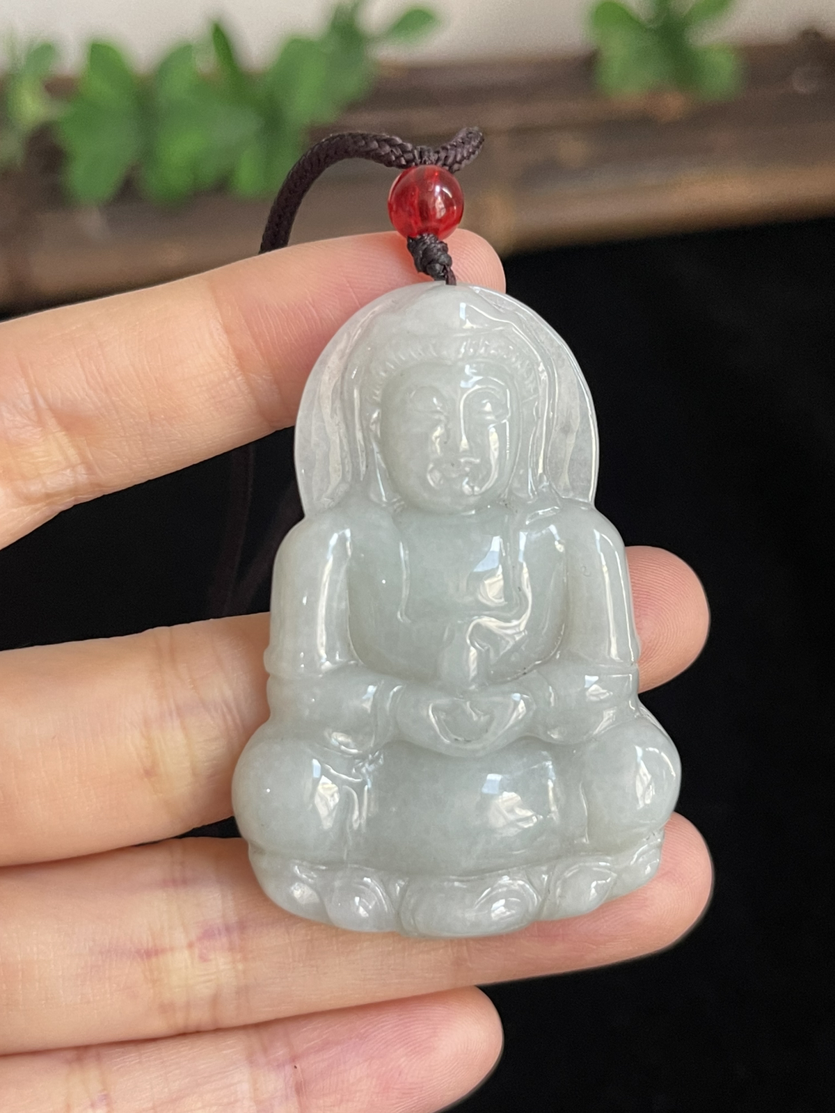 翡翠糯化种白色吊坠，配珠未测