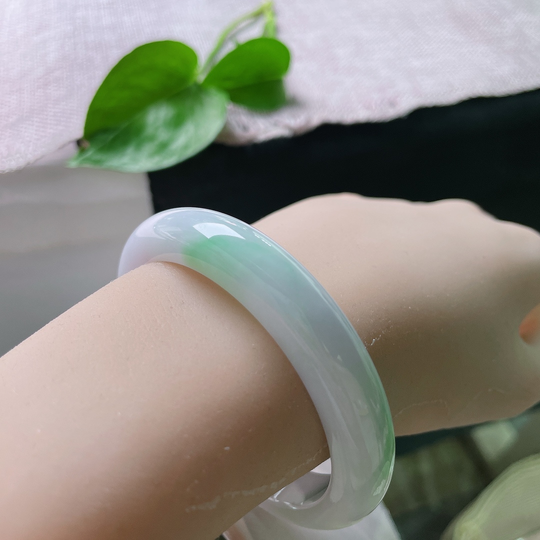 54.9/11.1/8.3，春带彩正圈，淡春底飘嫩绿，温润，腕间藏一整个春日清浅诗意，有纹，ss59923a.