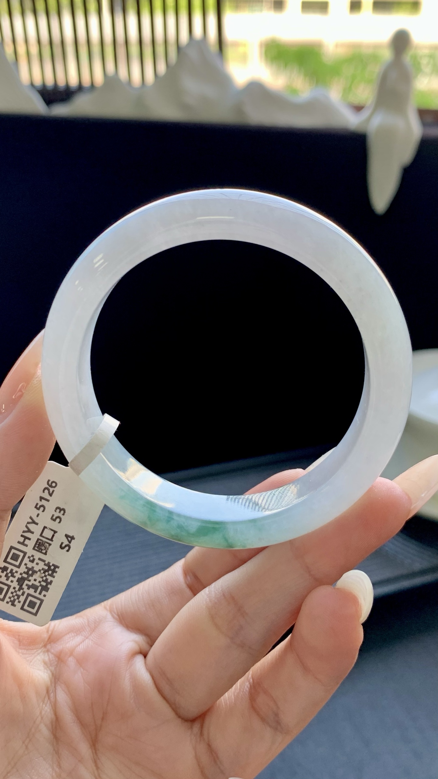 牛奶底飘绿花正圈手镯成品 HYY-5126 尺寸：52.5-12-8