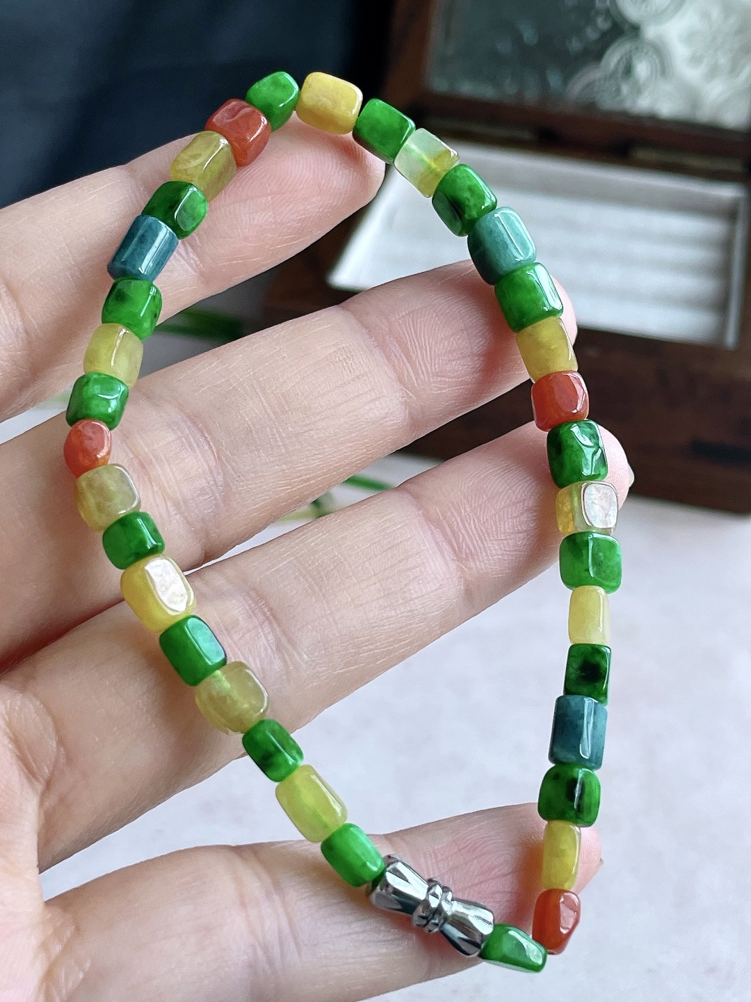 【珠子】冰多宝多彩手串筒珠手串 【说明】缅甸 性比高 【尺寸】6.3-4.3mm 【重量】11克