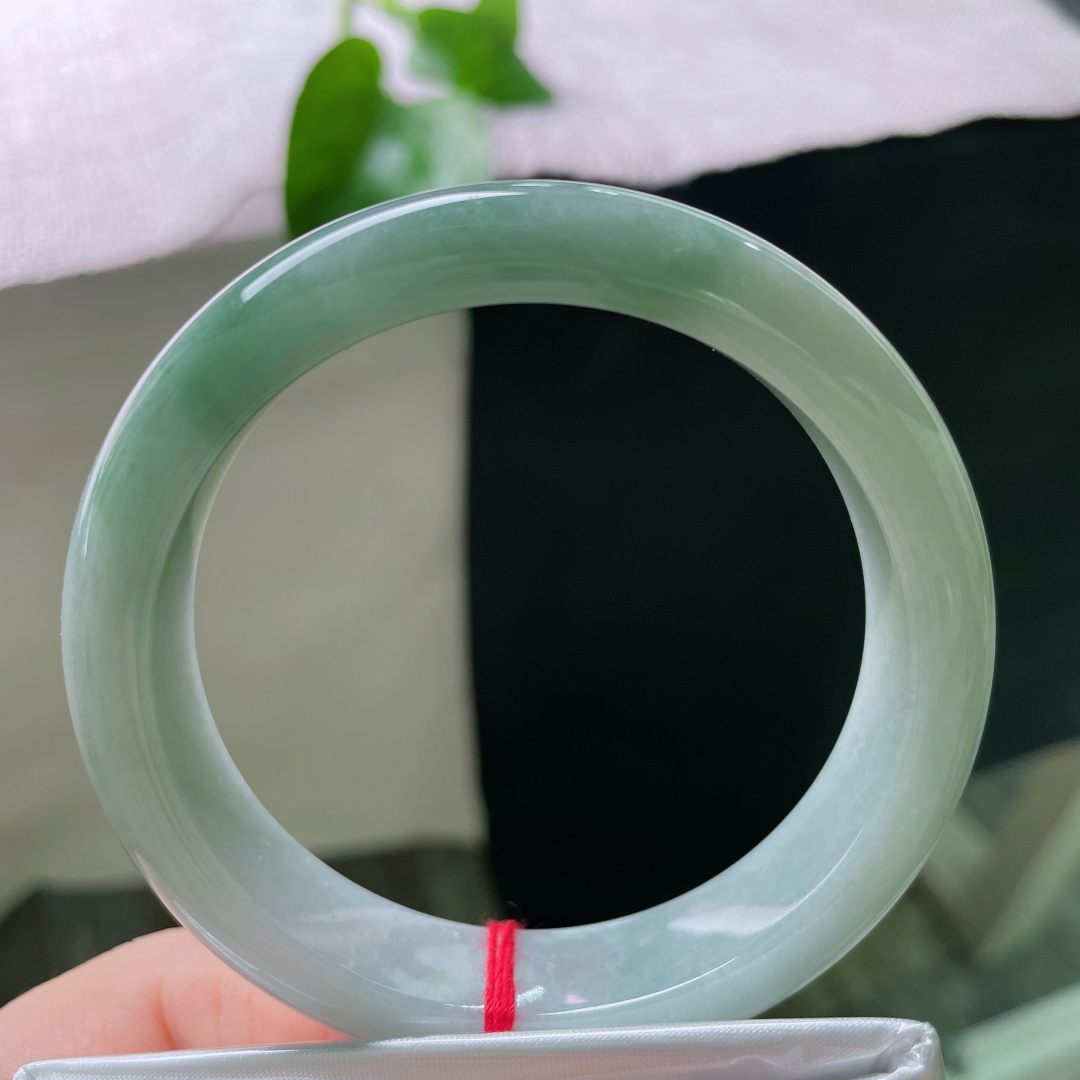 55.3/12.7/8.2，飘绿正圈，皮纹，浅翠柔光绕玉圈，腕间自带一份温柔静谧，ss59953a