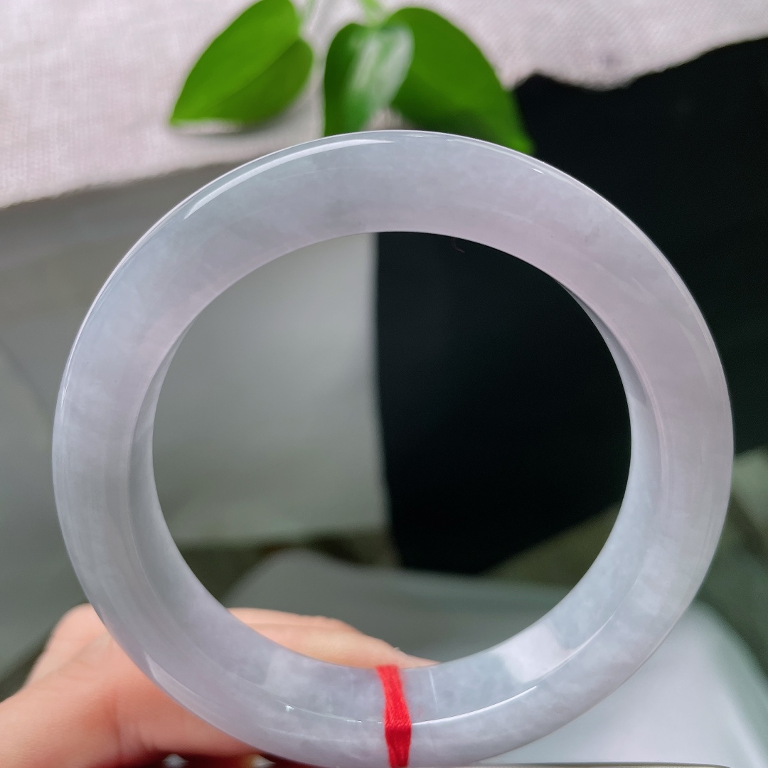 56/12.3/9.2，正圈，晶体线，冰种水光温润内敛，整圈灰紫如烟漫染，端庄平安镯，薄雾凝玉，自带温柔疏离氛围感。ss59304a