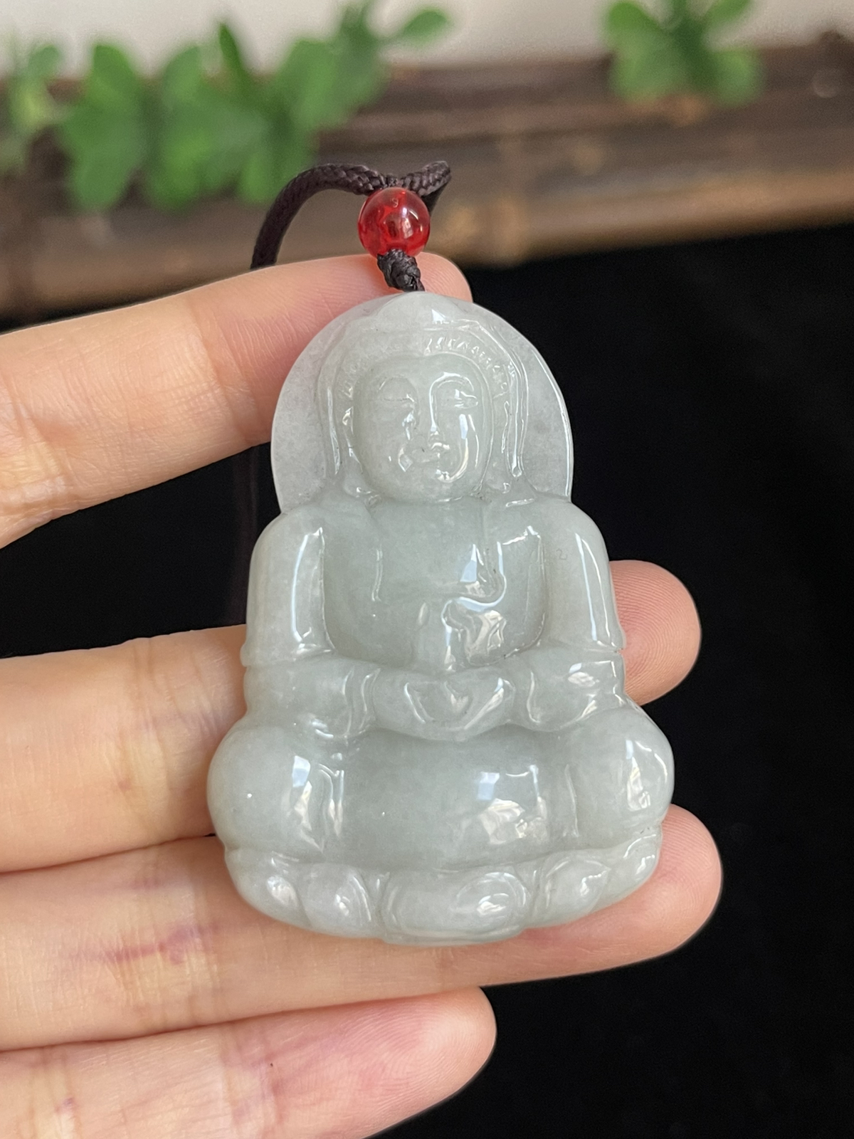 翡翠糯化种白色吊坠，配珠未测