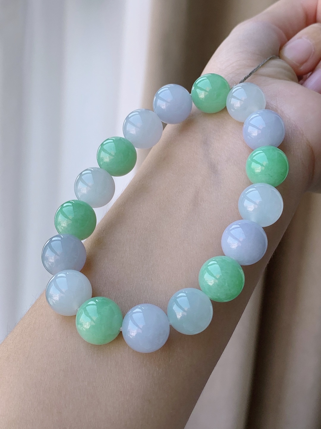 【珠子】冰双彩手串圆珠珠子手串 【说明】缅甸 性比高 果绿 【尺寸】12.6mm 【重量】61.8克