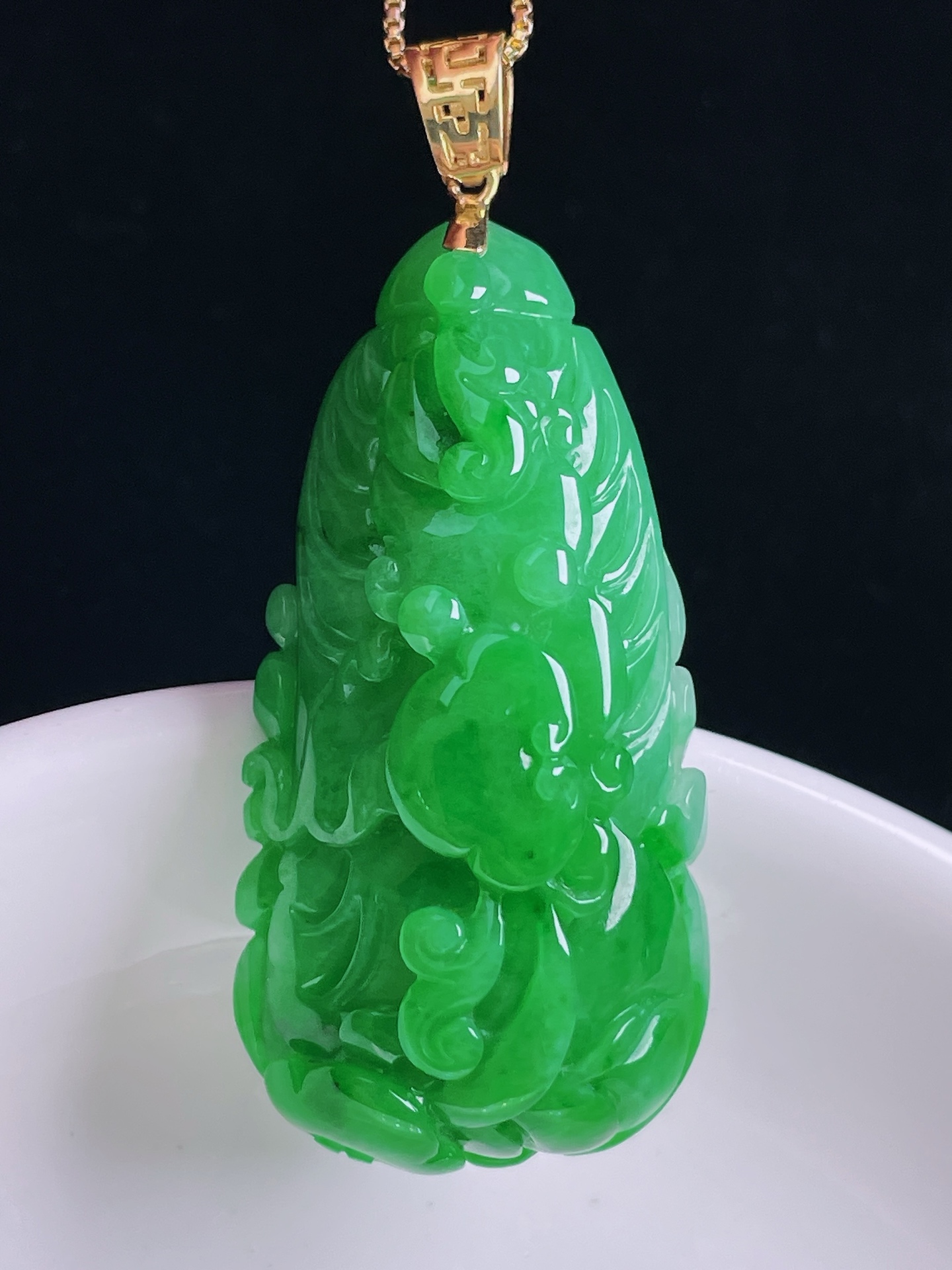 ️辣绿白菜百财，18k镶嵌，老种起光，细底通透，尺寸：49.8裸石42.3/21.7/13.2mm