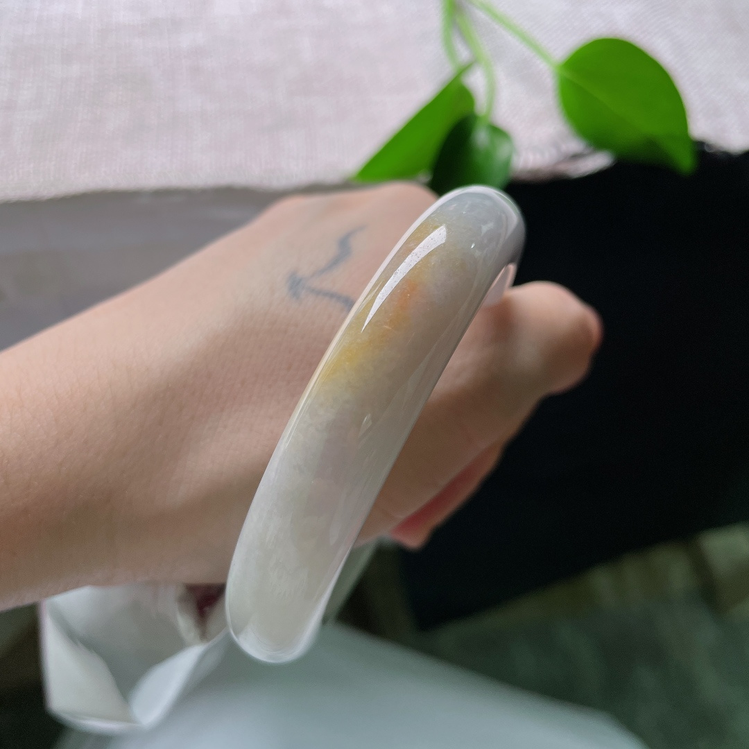 57.7/12.8/9.0，黄翡正圈，无裂，种质细腻水头足，素雅底色配天然黄翡，简约低调，复古又耐看。ss59938a