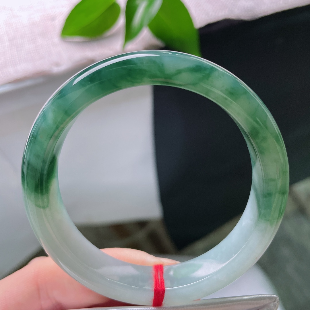 56.7/12.4/8.5，飘花正圈，无裂，冰种玉质水光盈盈，浓艳墨绿飘花肆意舒展，端庄平安镯，天然