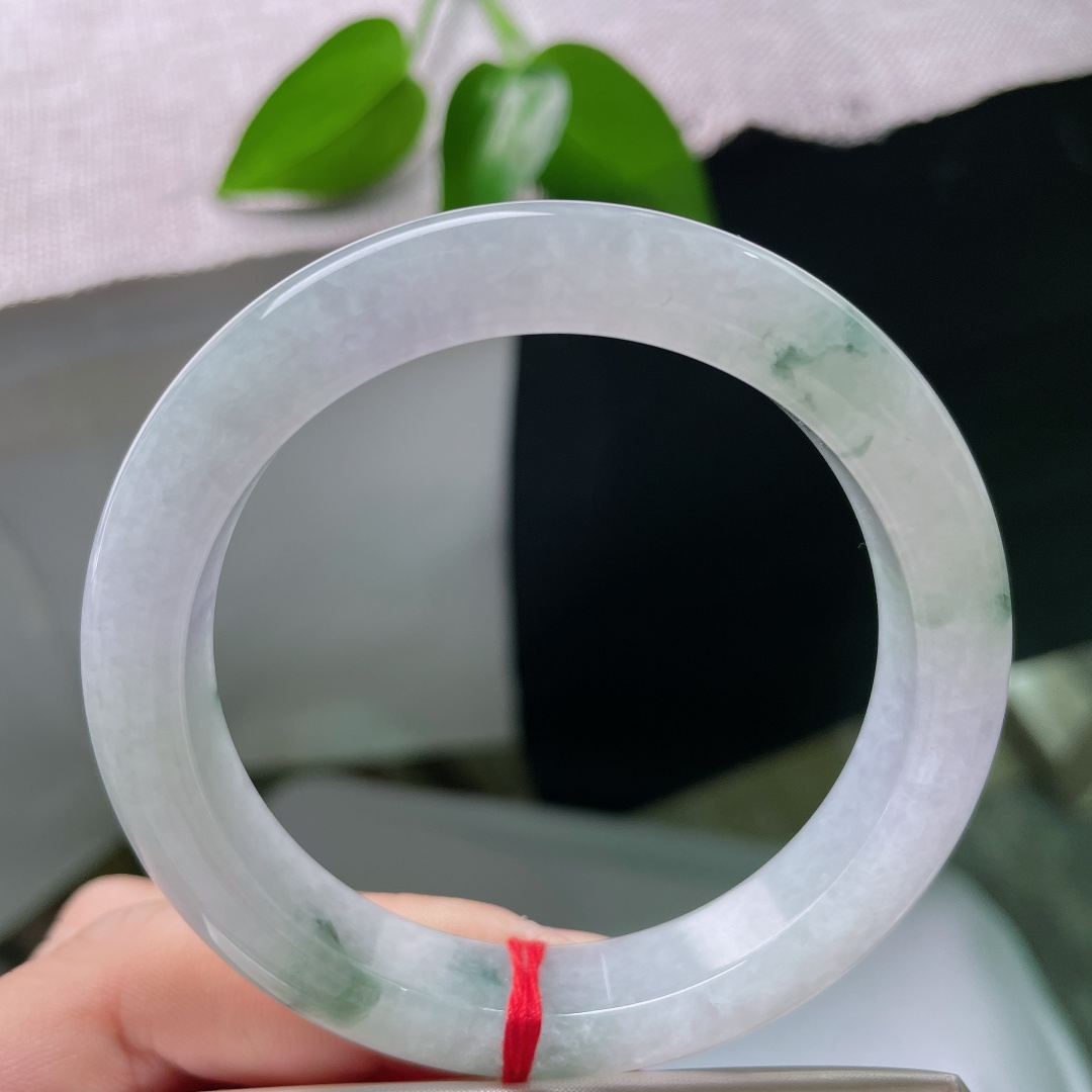 55/10.6/8.6，飘花正圈，皮纹，玉质冰润细腻，飘花随性自然，每一朵花都是，让镯身充满诗意。ss59538a