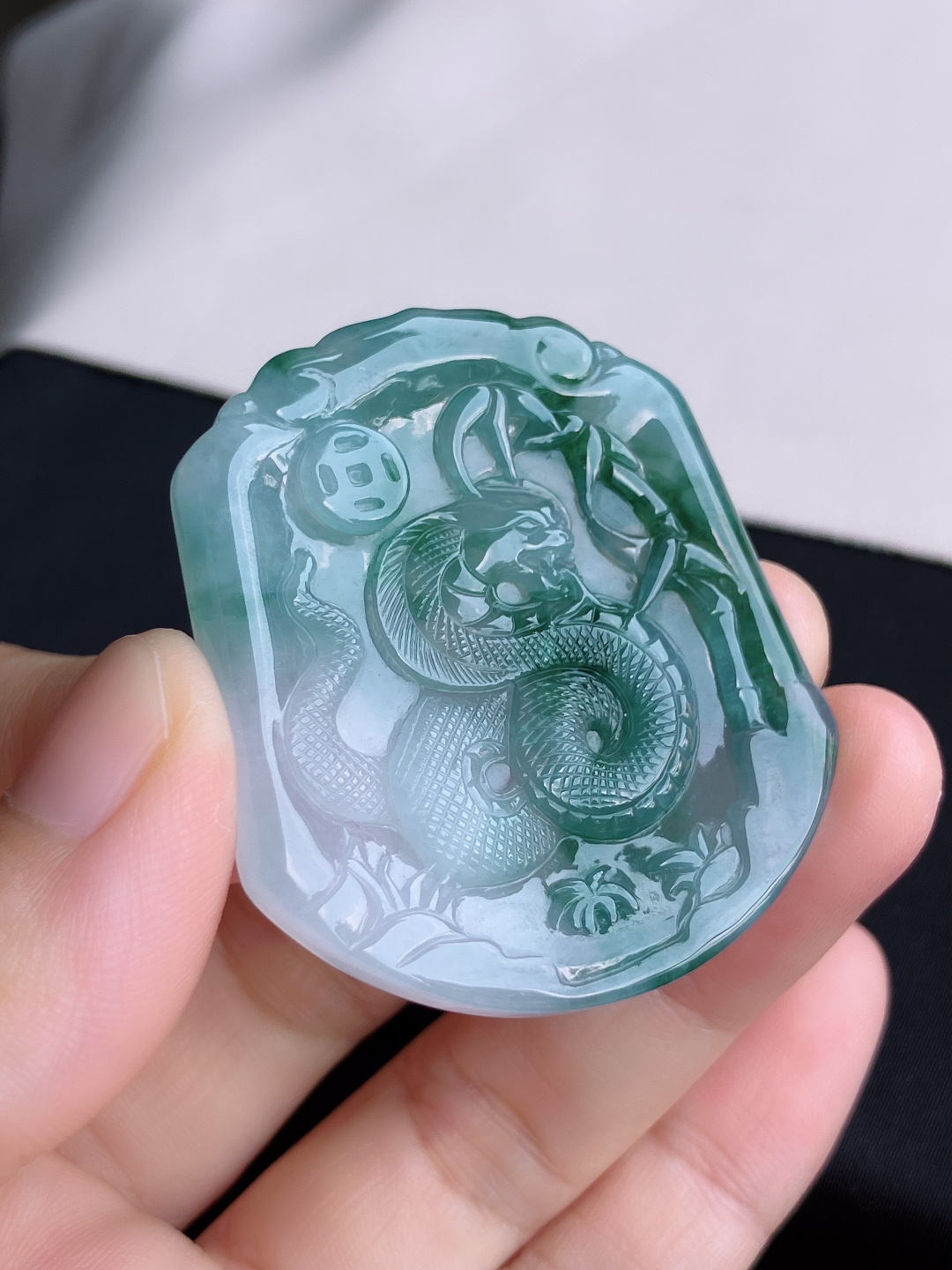 ️，冰种飘花生肖蛇牌，细腻精致，尺寸47.3/42/4.8/自然光实拍