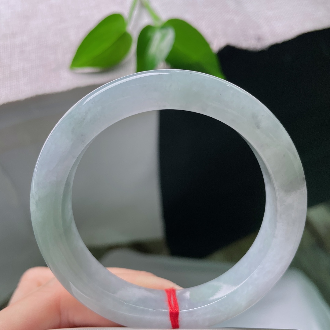 56/12.5/10.1，正圈，晶体线，通透冰底清宁平和，朦胧紫色调绵长柔和，平安镯版型周正，尽显娴静从容风骨。ss59300a
