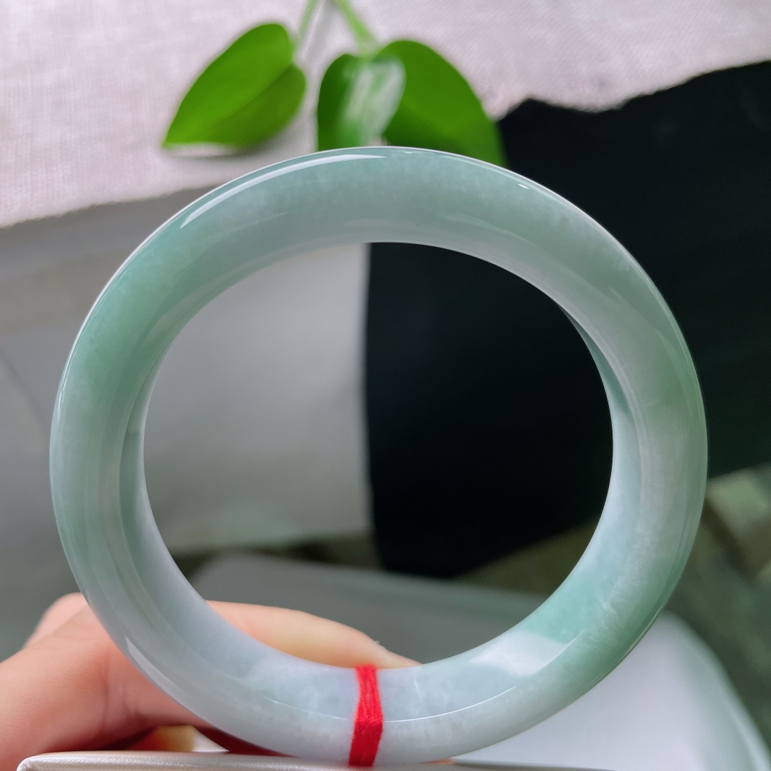 59/12.1/9.2，蓝底正圈，皮纹，柔和的浅蓝底色，藏着一汪静谧湖色，清润如水，沉静雅致。ss5