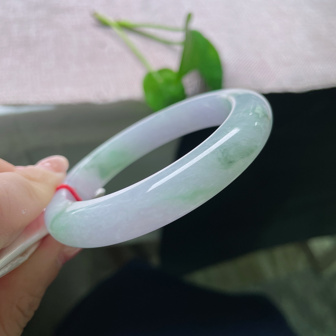 56.7/11.5/9.3，飘绿正圈，一点皮纹，飘花随性分布，绿意浅浅晕开，清新不张扬。ss59817a