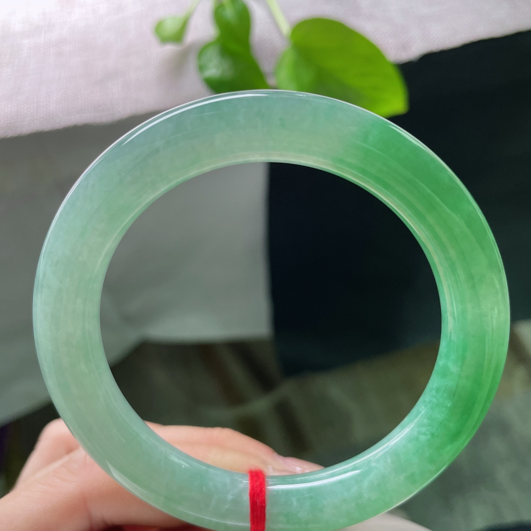60/10.7，绿底圆条，大圈口，不骄不躁，刚刚好，腕间一抹浓春，胜过人间无数。无裂，ss59822