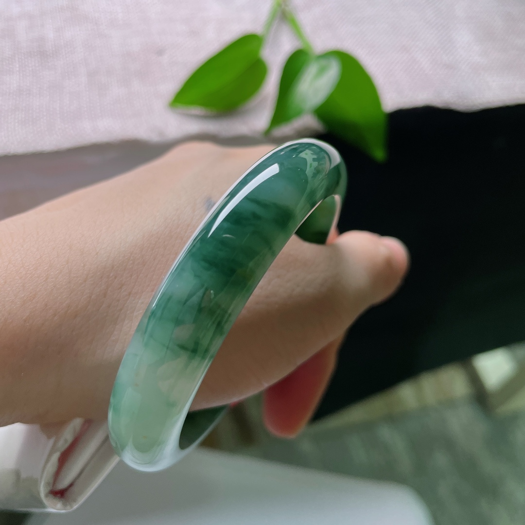 58.2/12.1/8.5，飘花正圈，晶体线，一点黄翡，莹润冰底漾清光，墨绿飘花缠绕玉镯，圆润流畅版型，腕间流淌悠远静谧山水诗意。ss59406a