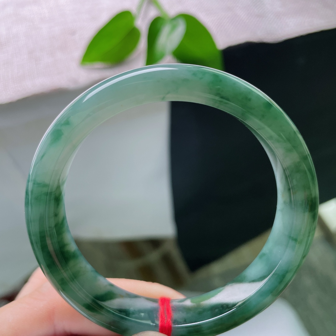 58.2/12.1/8.5，飘花正圈，晶体线，一点黄翡，莹润冰底漾清光，墨绿飘花缠绕玉镯，圆润流畅版型，腕间流淌悠远静谧山水诗意。ss59406a