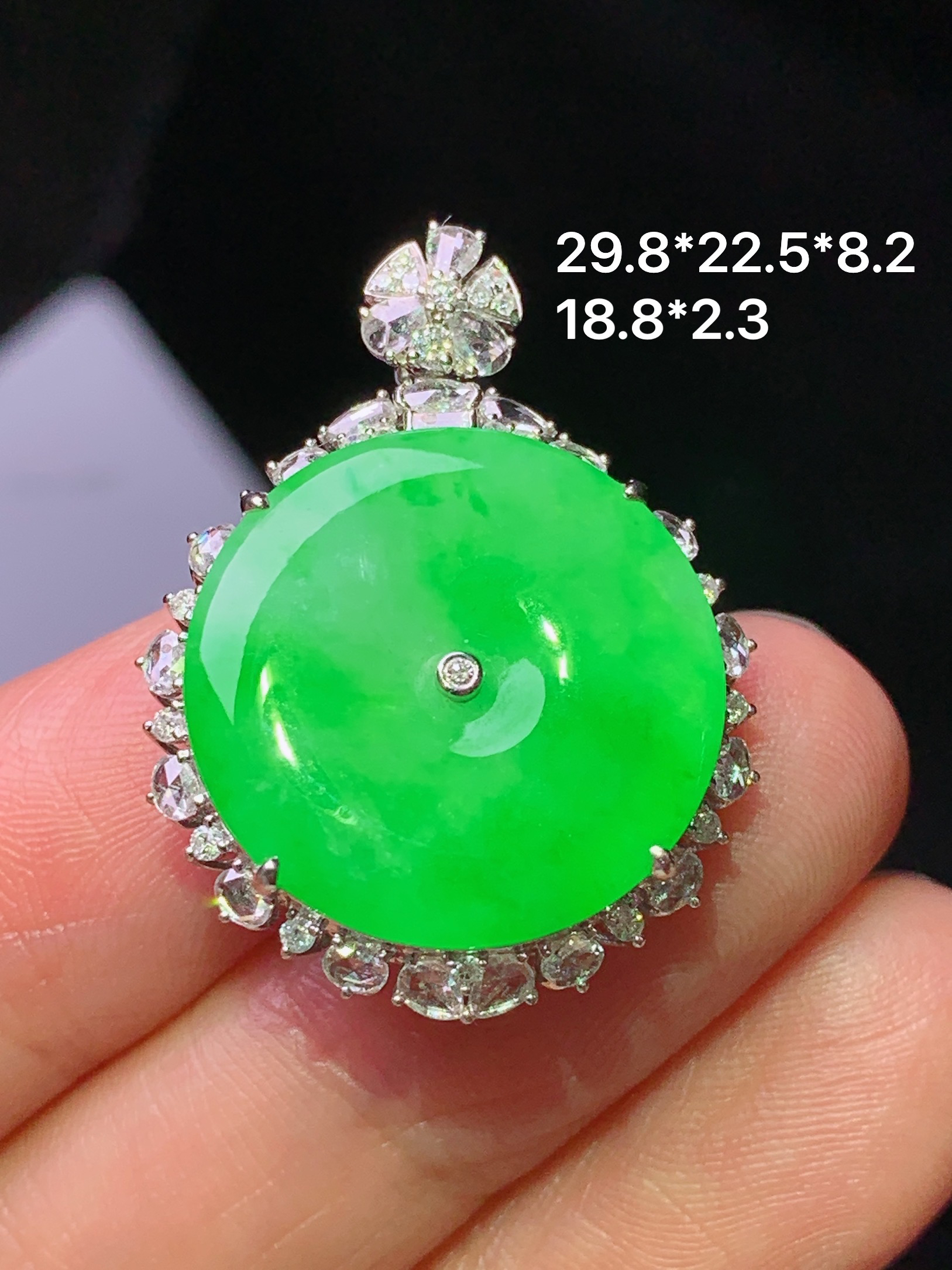 18k金钻镶嵌阳绿平安扣吊坠 玉质细腻 色泽艳丽清新 水润亮眼 整体尺寸29.8*22.5*8.2 i1