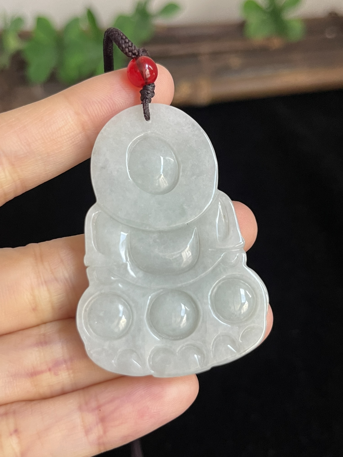 翡翠糯化种白色吊坠，配珠未测