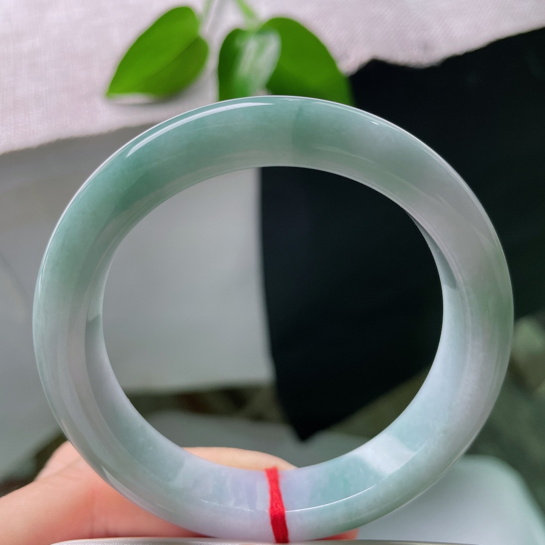 57/12.3/8.9，蓝紫底正圈，皮纹，玉质细腻柔和，朦胧浅紫晕染，搭配清润蓝底，是温柔治愈的春彩