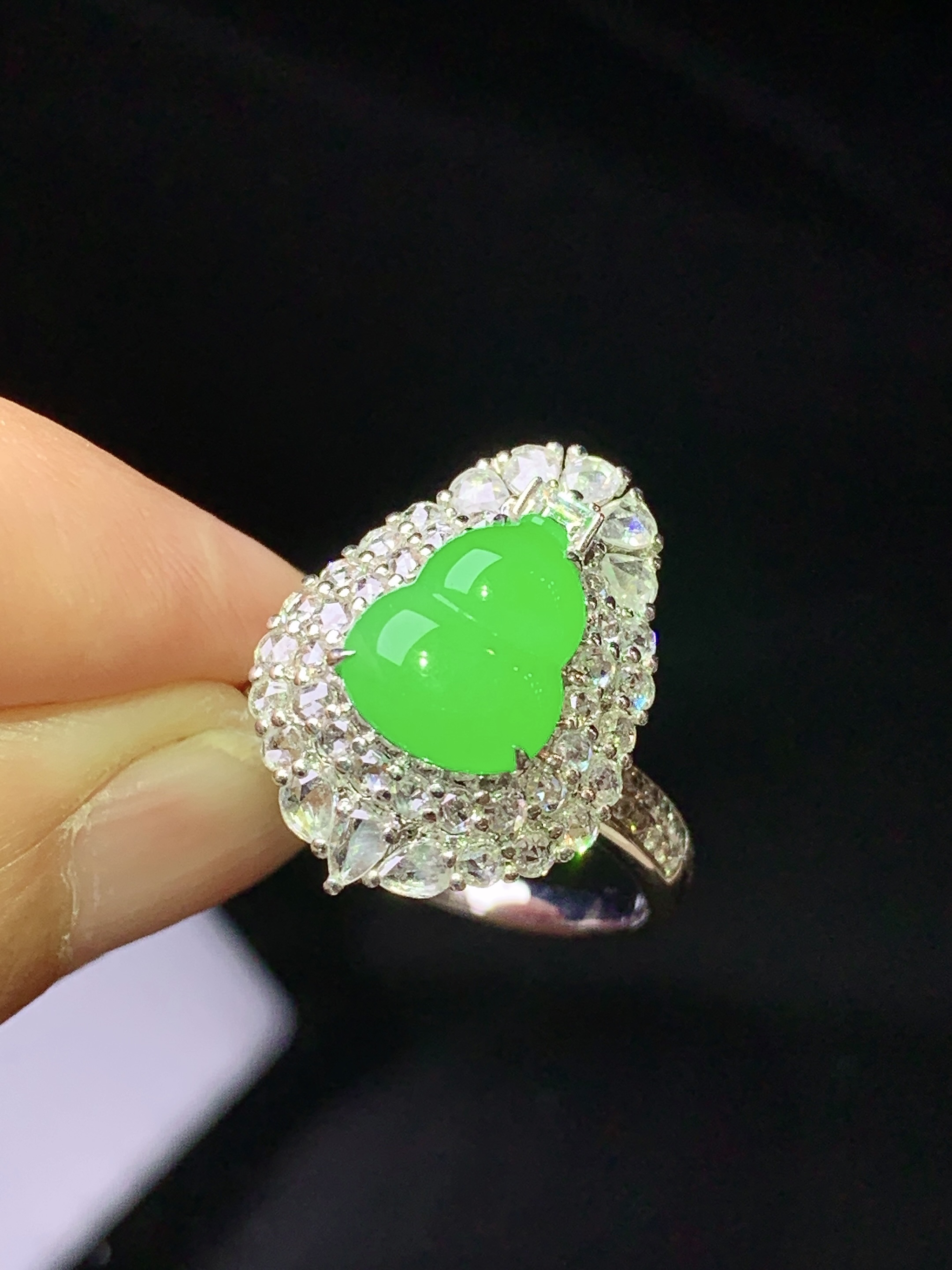 18k金钻镶嵌阳绿葫芦戒指吊坠两用款 玉质细腻 色泽艳丽清新 水润亮眼 圈口 14 整体尺寸27*14.5*11.5 z7