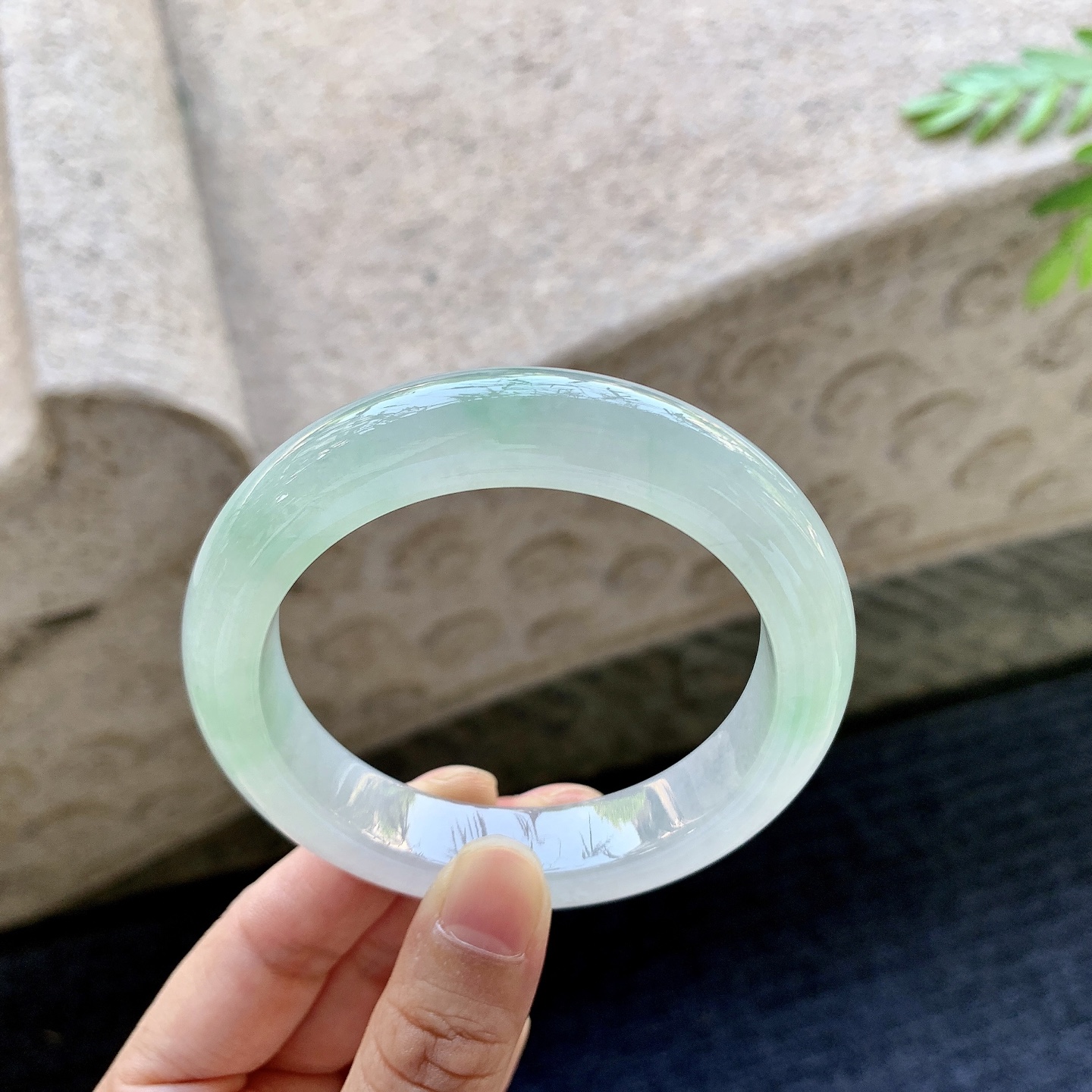 正圈55 56 圈口56.2/12.2/9.5 编码BA092614 冰糯飘绿，水润，种老，细腻，有棉纹
