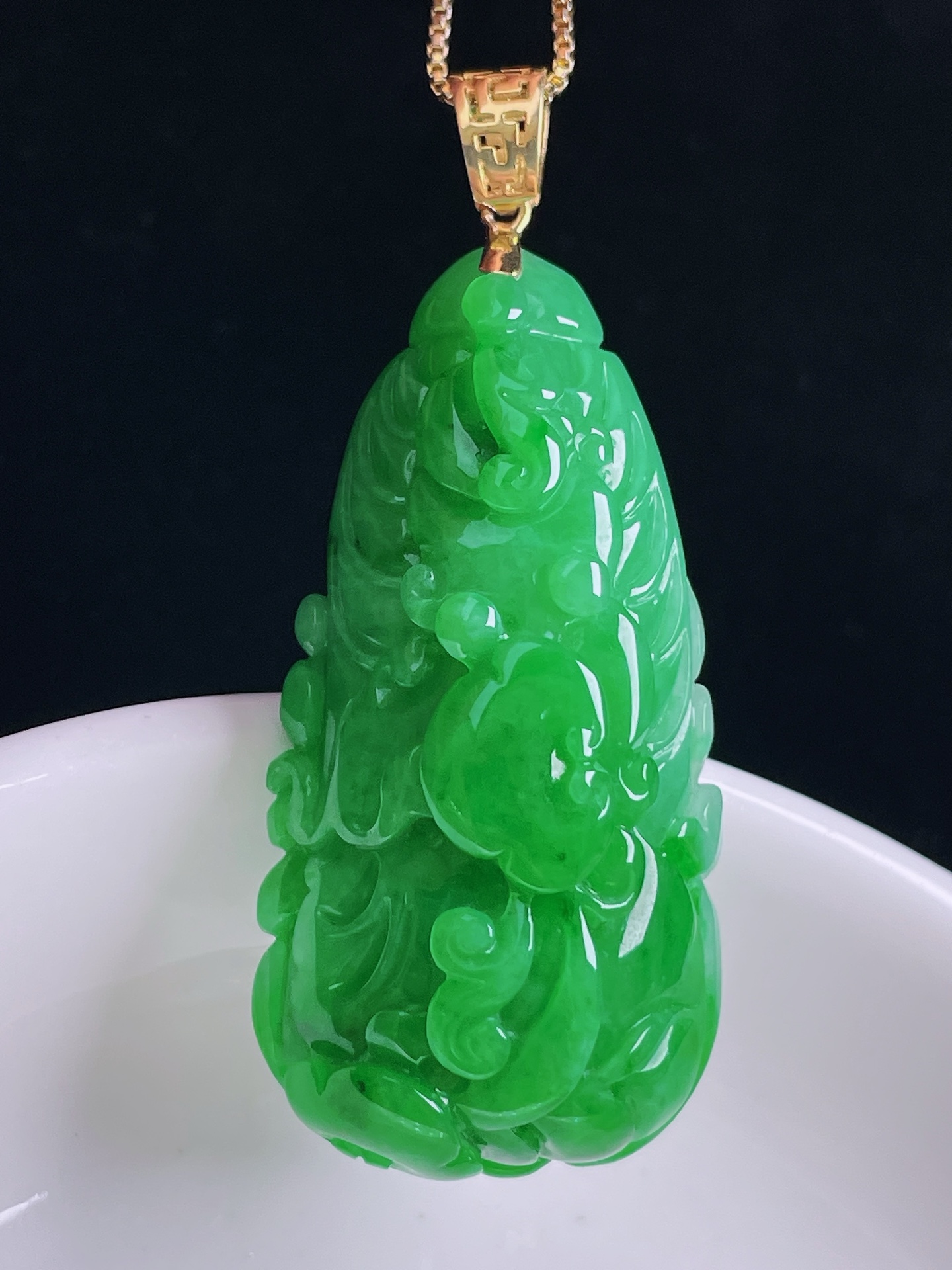 ️辣绿白菜百财，18k镶嵌，老种起光，细底通透，尺寸：49.8裸石42.3/21.7/13.2mm0927