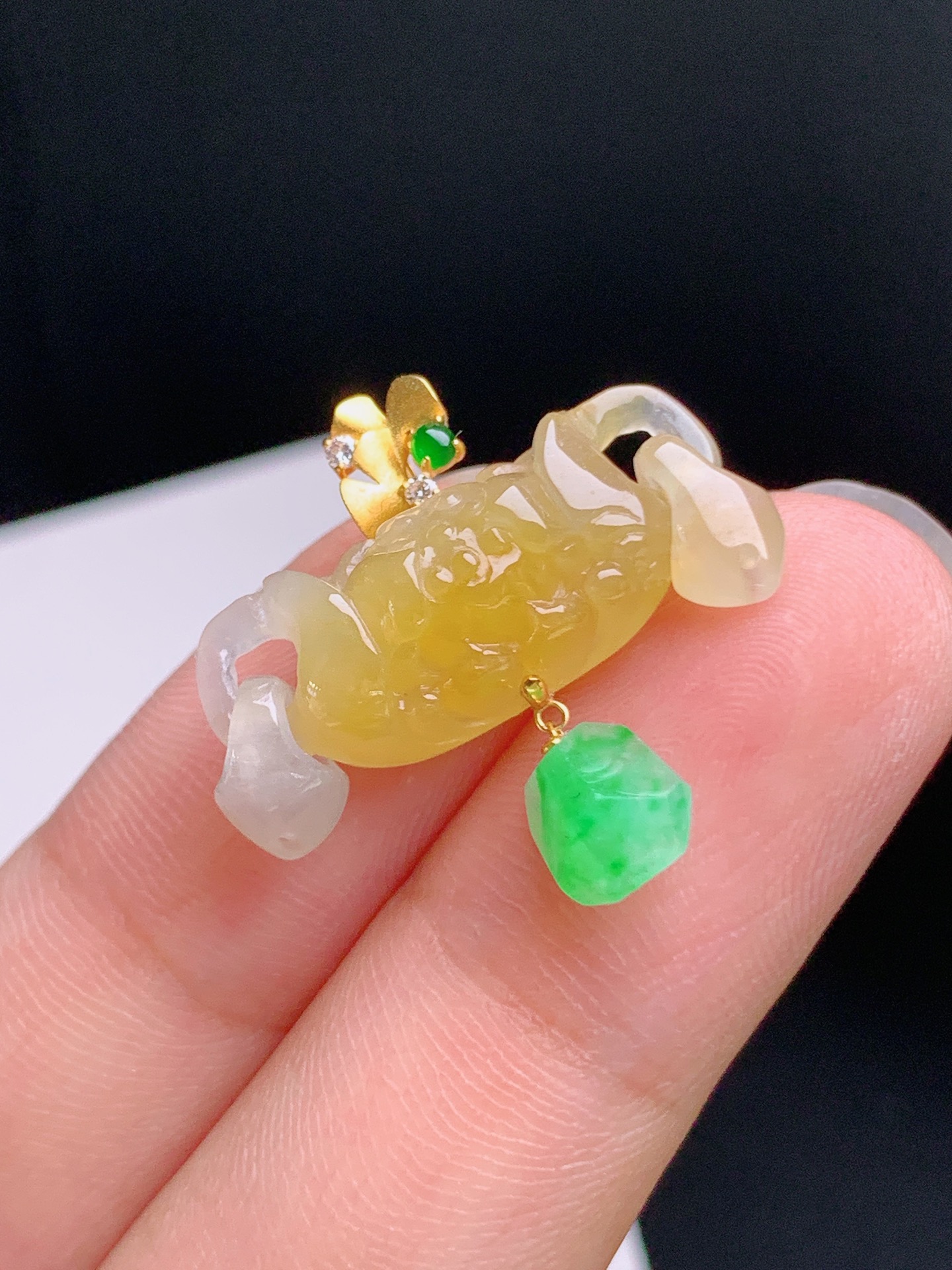 ️ 黄翡莲花锁吊坠，18K金镶，雕工精致，色泽浓郁，裸石8.7-23.6-6.722，080924