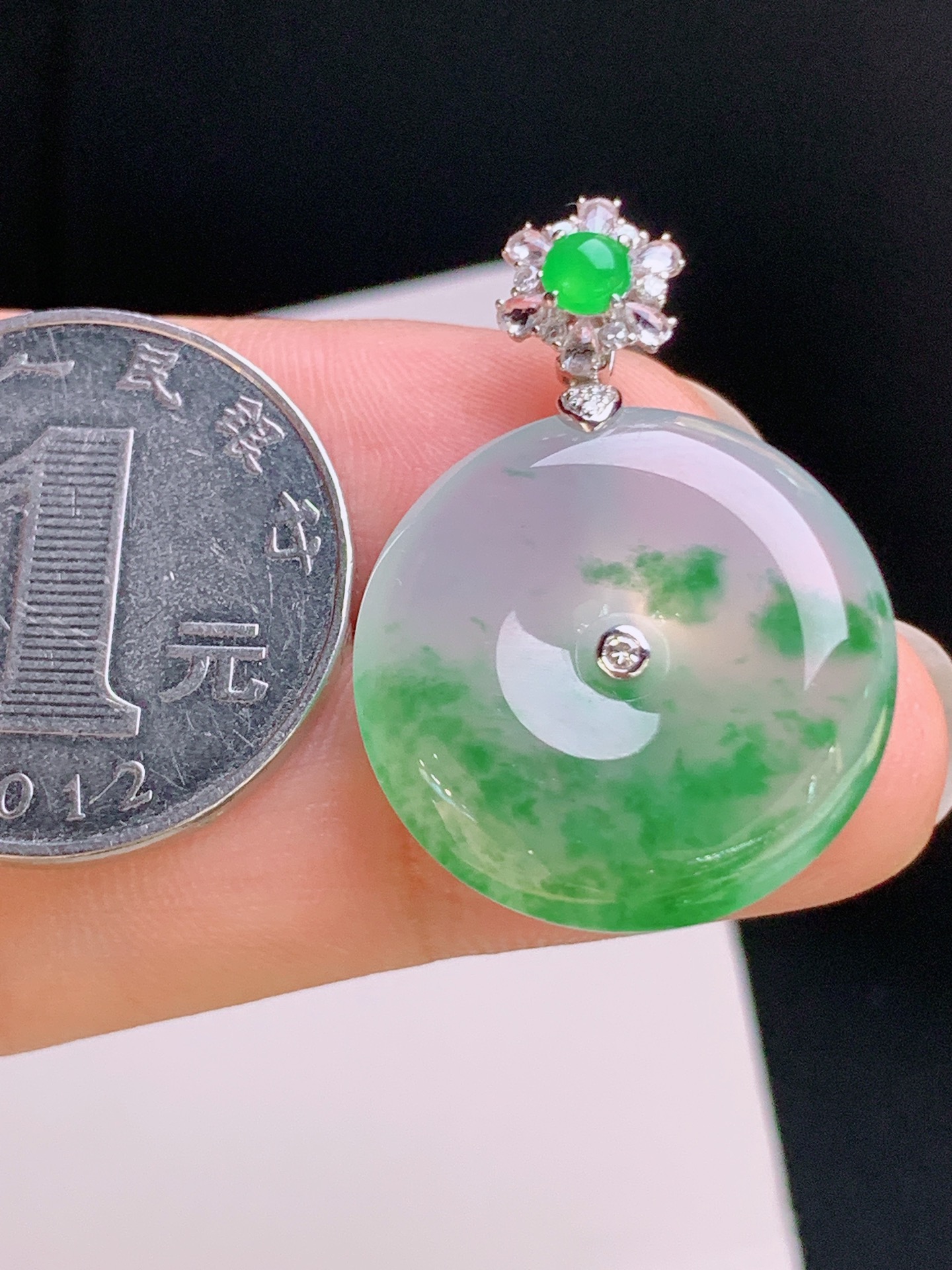 ️ 冰种飘花平安扣吊坠，钻镶扣头，清透起荧，飘花飘逸 裸石22.5-5.8 整体31.8 97