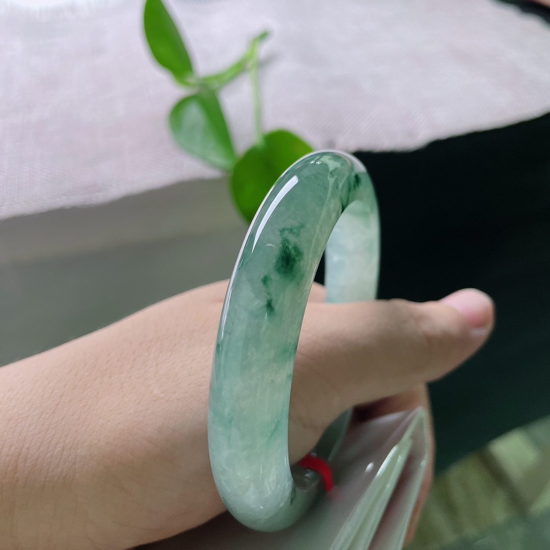 56.4/12.5/9.3，冰飘花正圈，无裂，种质老透莹润，玉质冰爽细腻，晶体紧密细腻，水光灵动流转，握在腕间清冽温润。ss ss59818a
