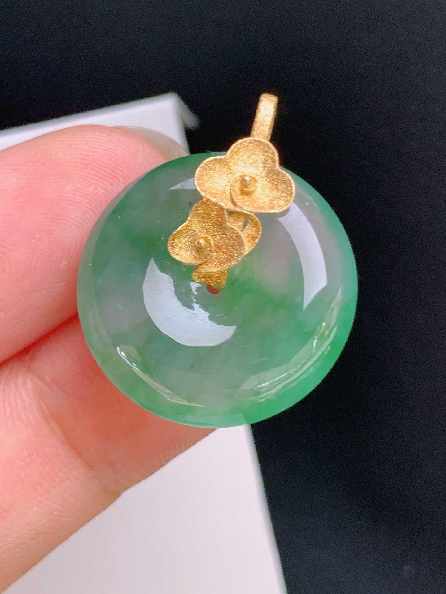 ️ 冰种飘绿平安扣吊坠，18K金镶，冰润起光，色泽鲜亮 裸石20.3-5.5 整体25.1 080923