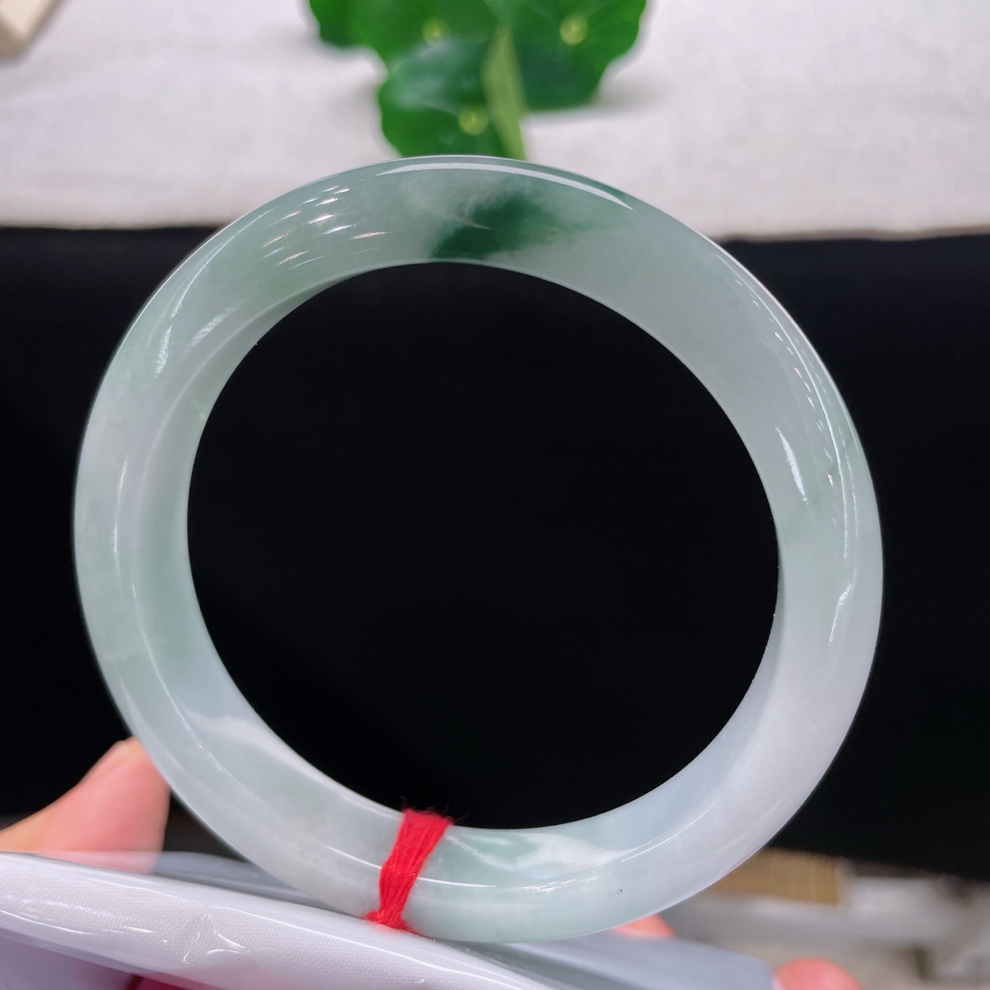 天然翡翠手镯 圈口61.6/11.8/8.8，飘花正圈61/62可戴，澄澈通透，一抹飘绿似烟云轻漫林间，柔光漫淌。无裂