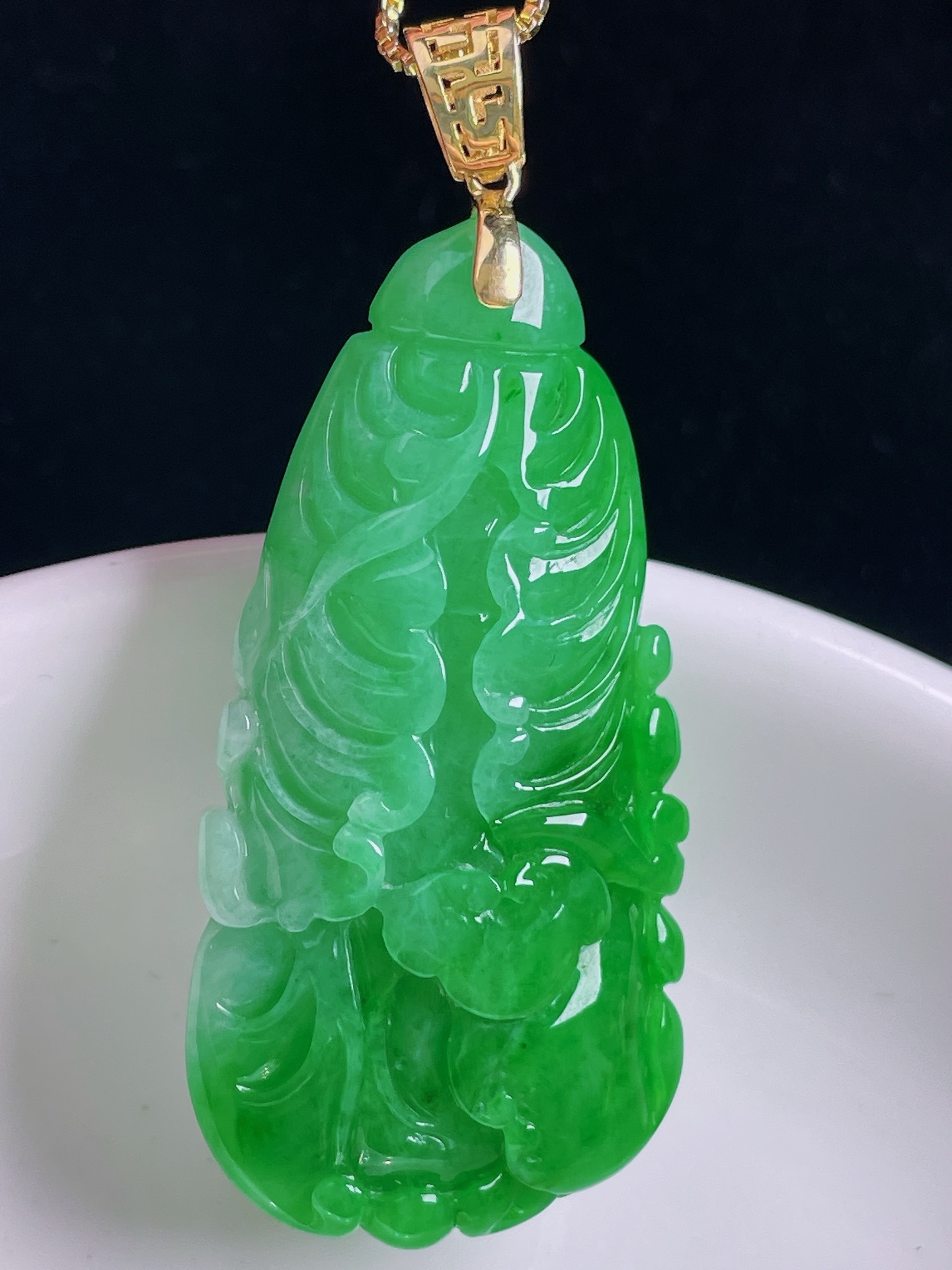 ️辣绿白菜百财，18k镶嵌，老种起光，细底通透，尺寸：49.8裸石42.3/21.7/13.2mm0927